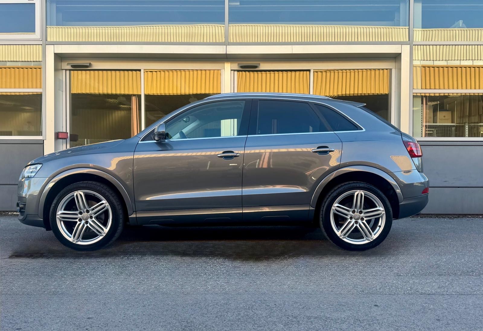 AUDI Q3 2.0 TFSI quattro S-tronic-image-1