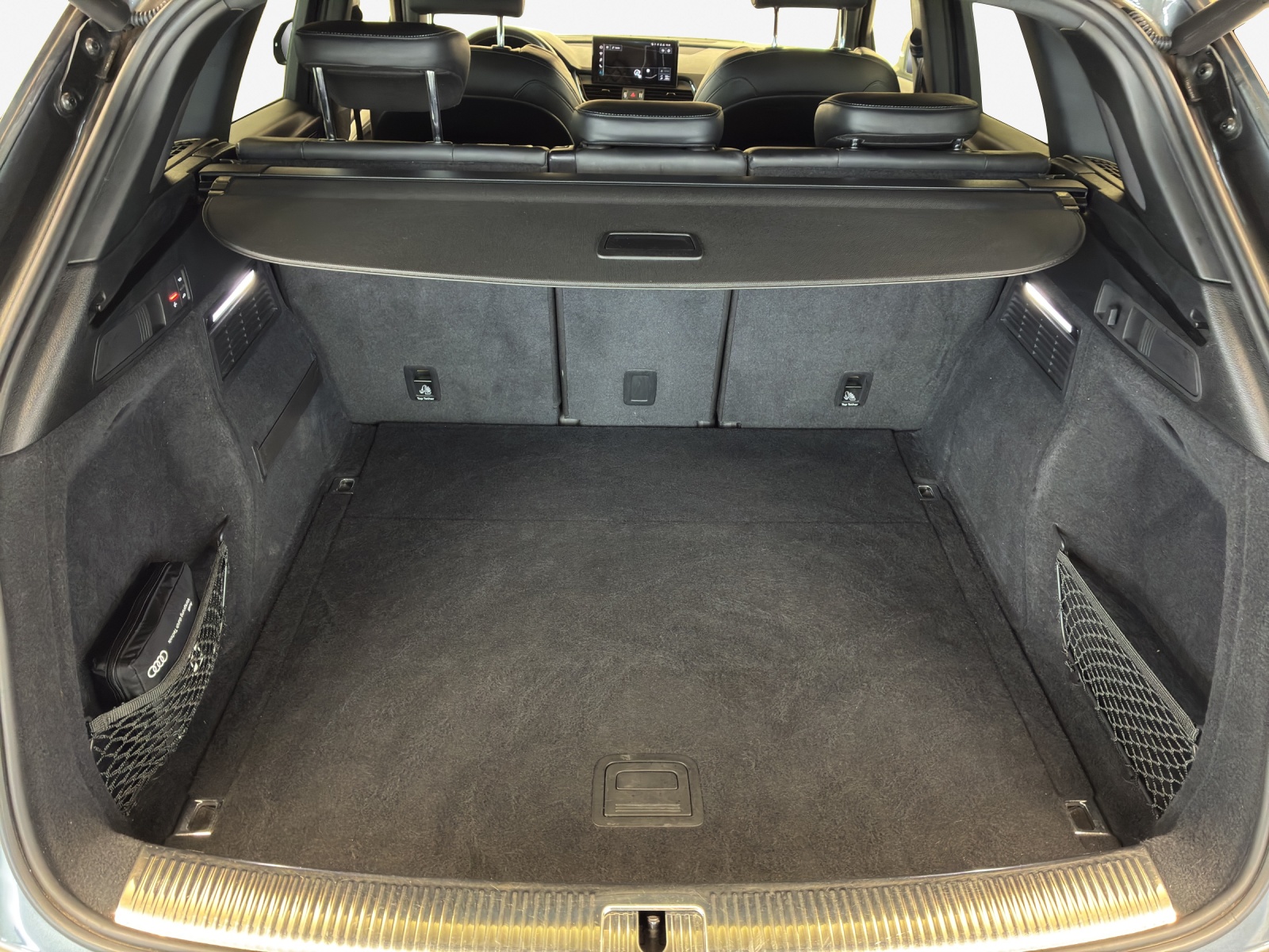 AUDI Q5 45 TFSI Black Edition quattro S-tronic-image-12