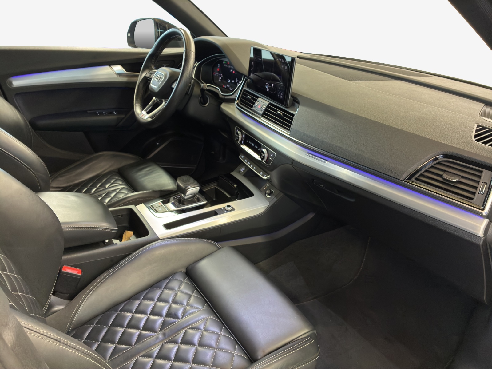 AUDI Q5 45 TFSI Black Edition quattro S-tronic-image-13