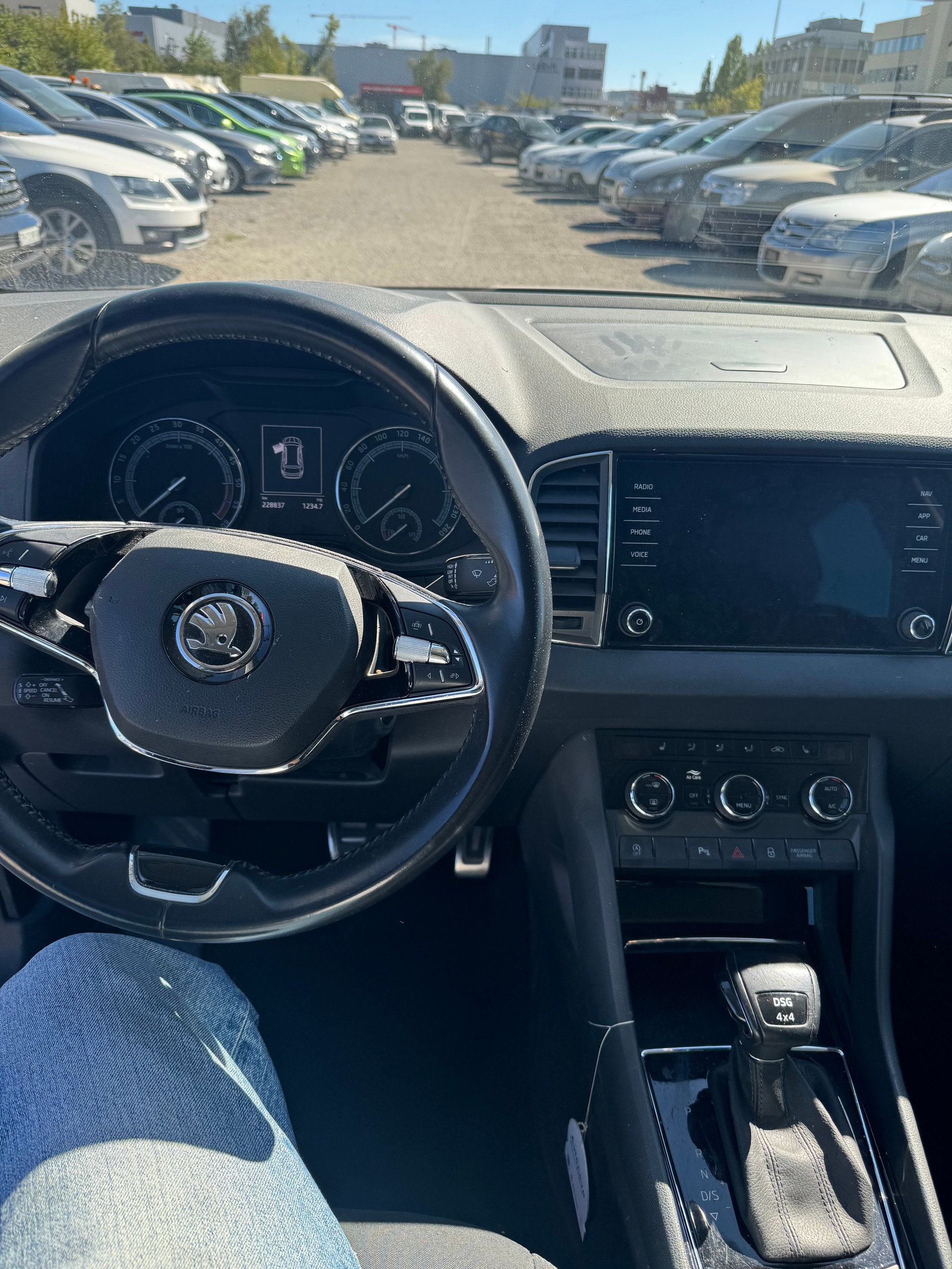 SKODA Karoq 2.0 TDI CR Ambition 4x4 DSG-image-6