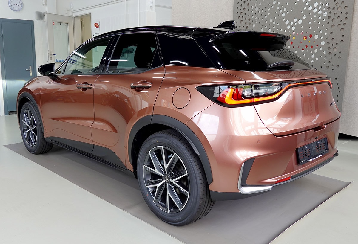 LEXUS LBX FWD Emotion CVT-image-2