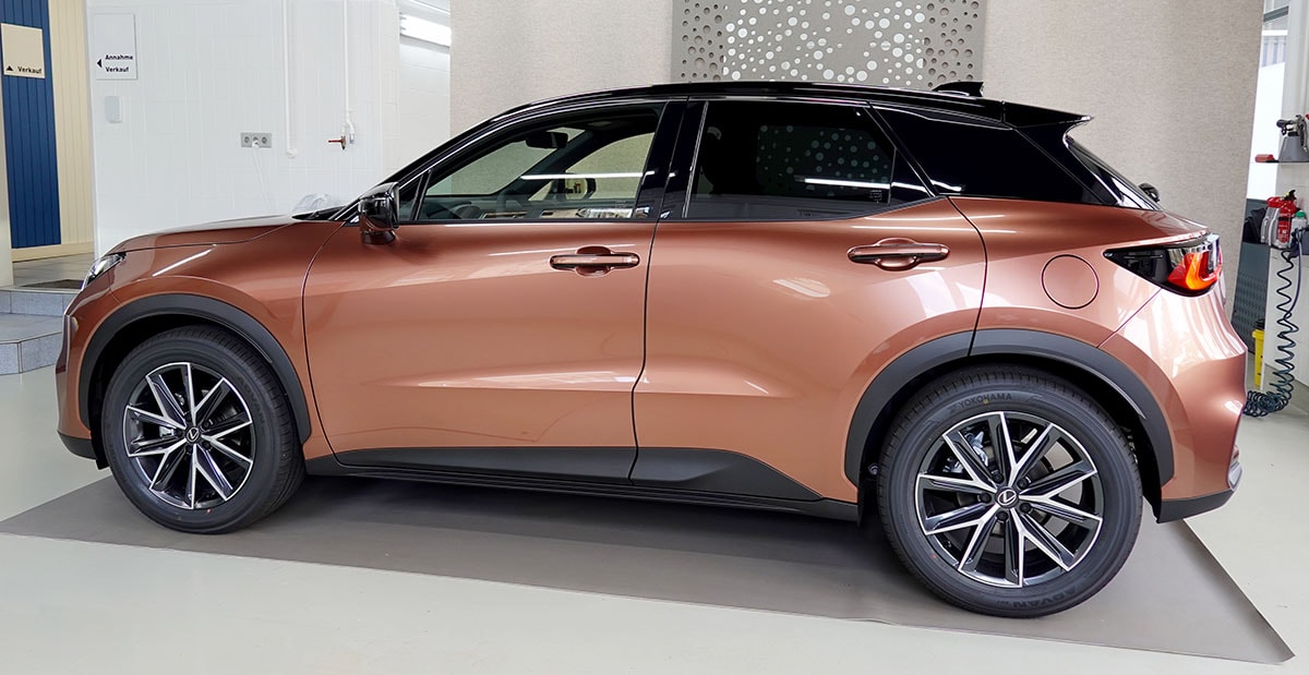 LEXUS LBX FWD Emotion CVT-image-1
