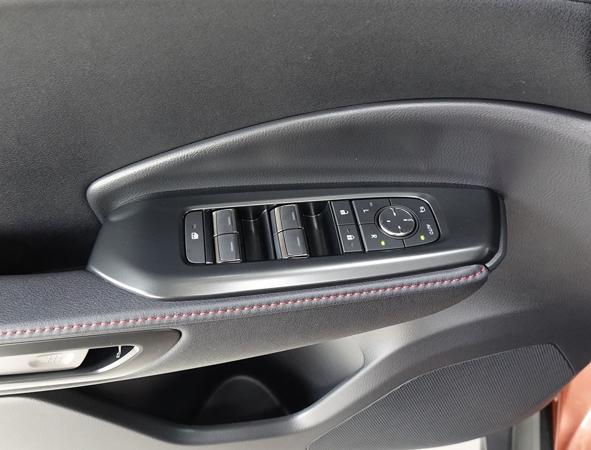 LEXUS LBX FWD Emotion CVT-image-13