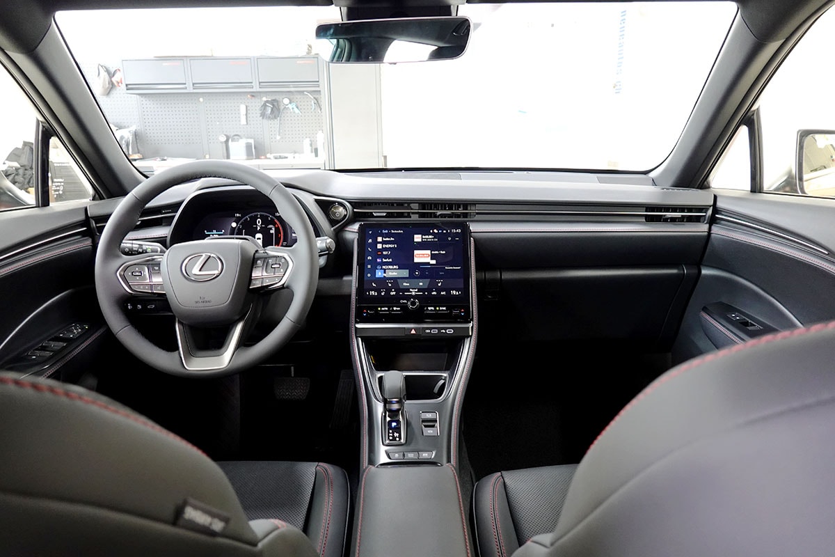 LEXUS LBX FWD Emotion CVT-image-8