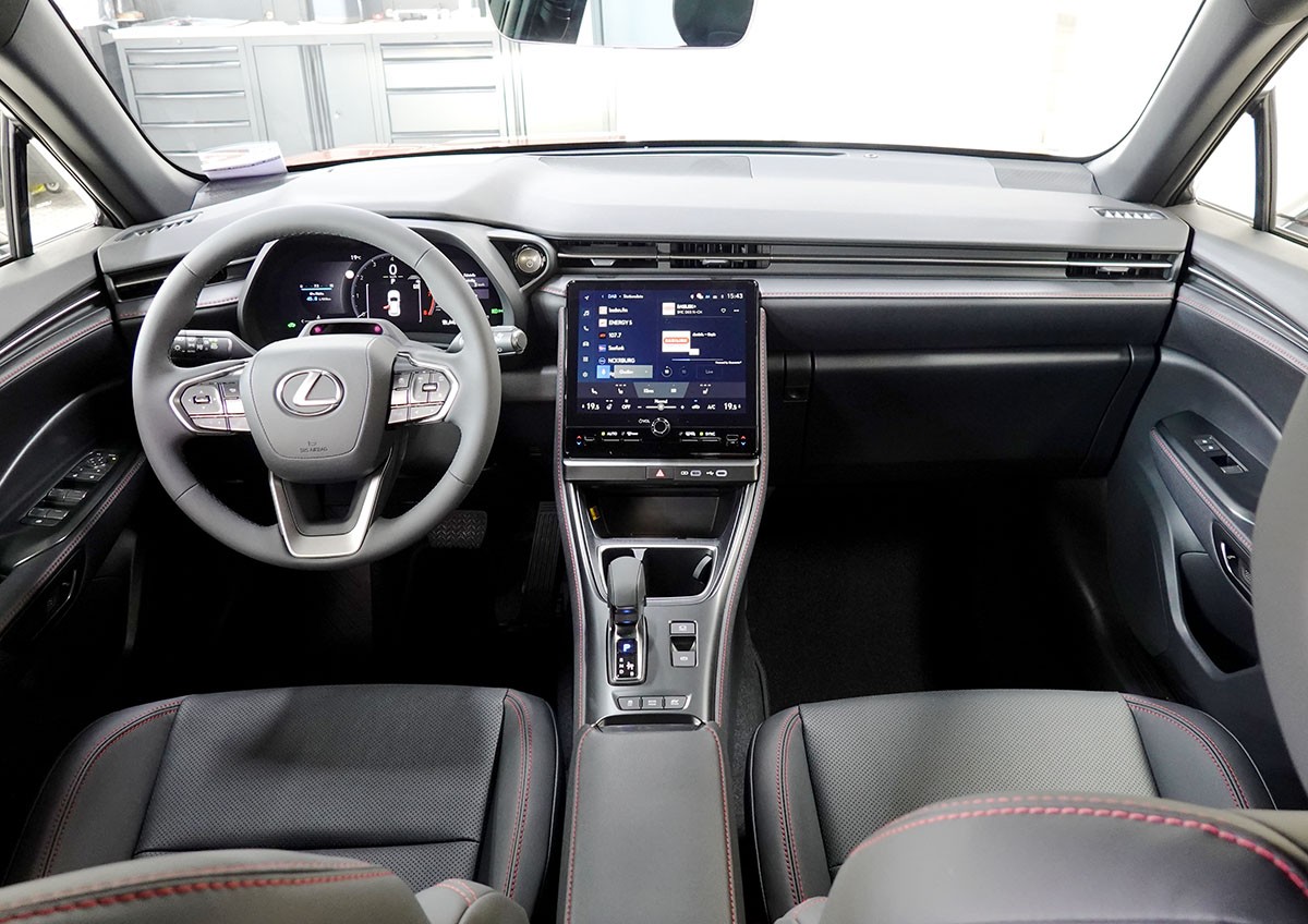 LEXUS LBX FWD Emotion CVT-image-9