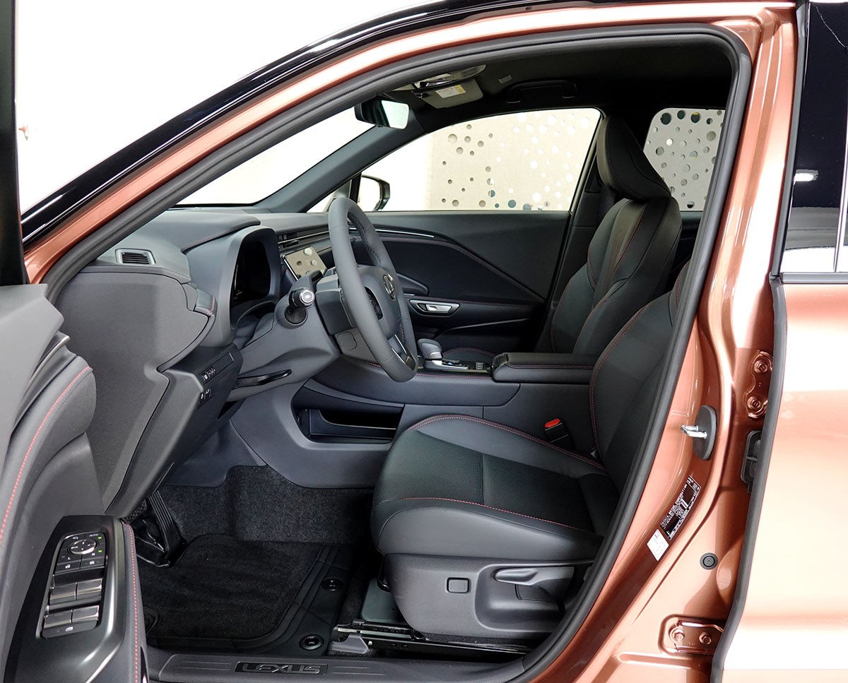 LEXUS LBX FWD Emotion CVT-image-6