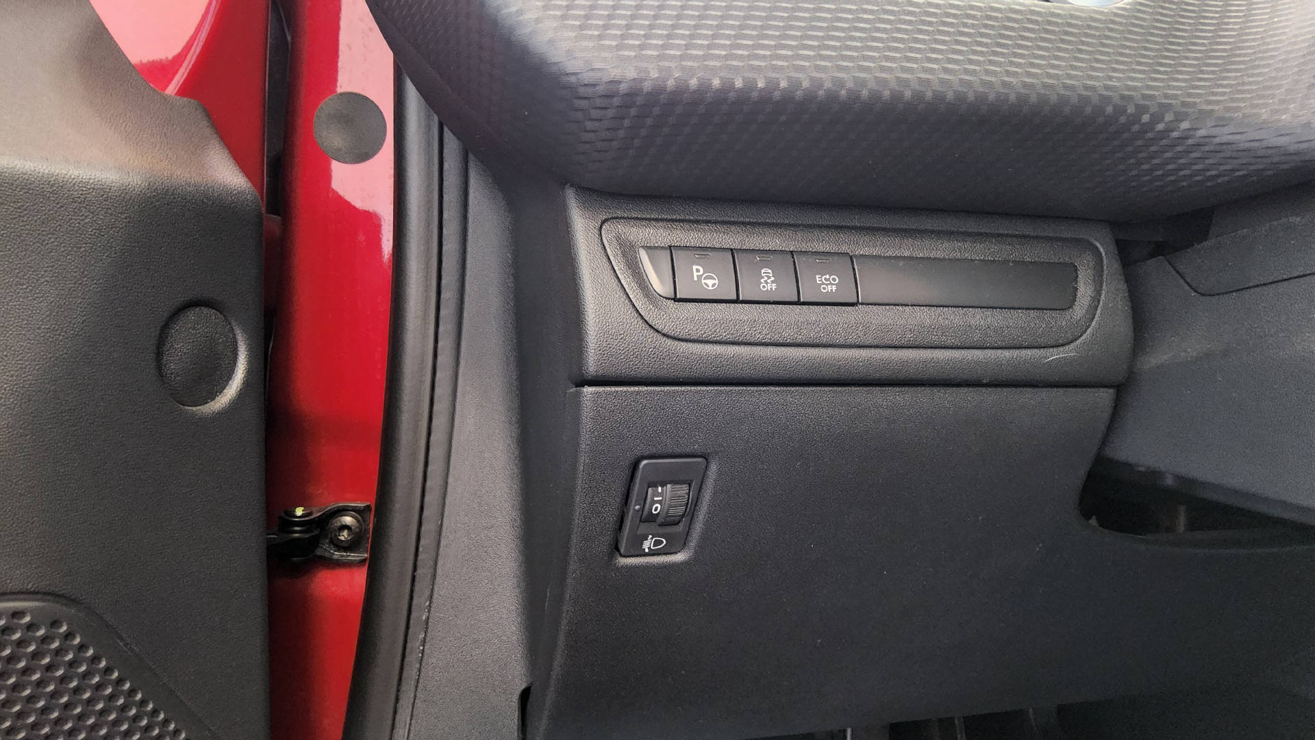 PEUGEOT 208 1.2 PureTech Allure S/S-image-18