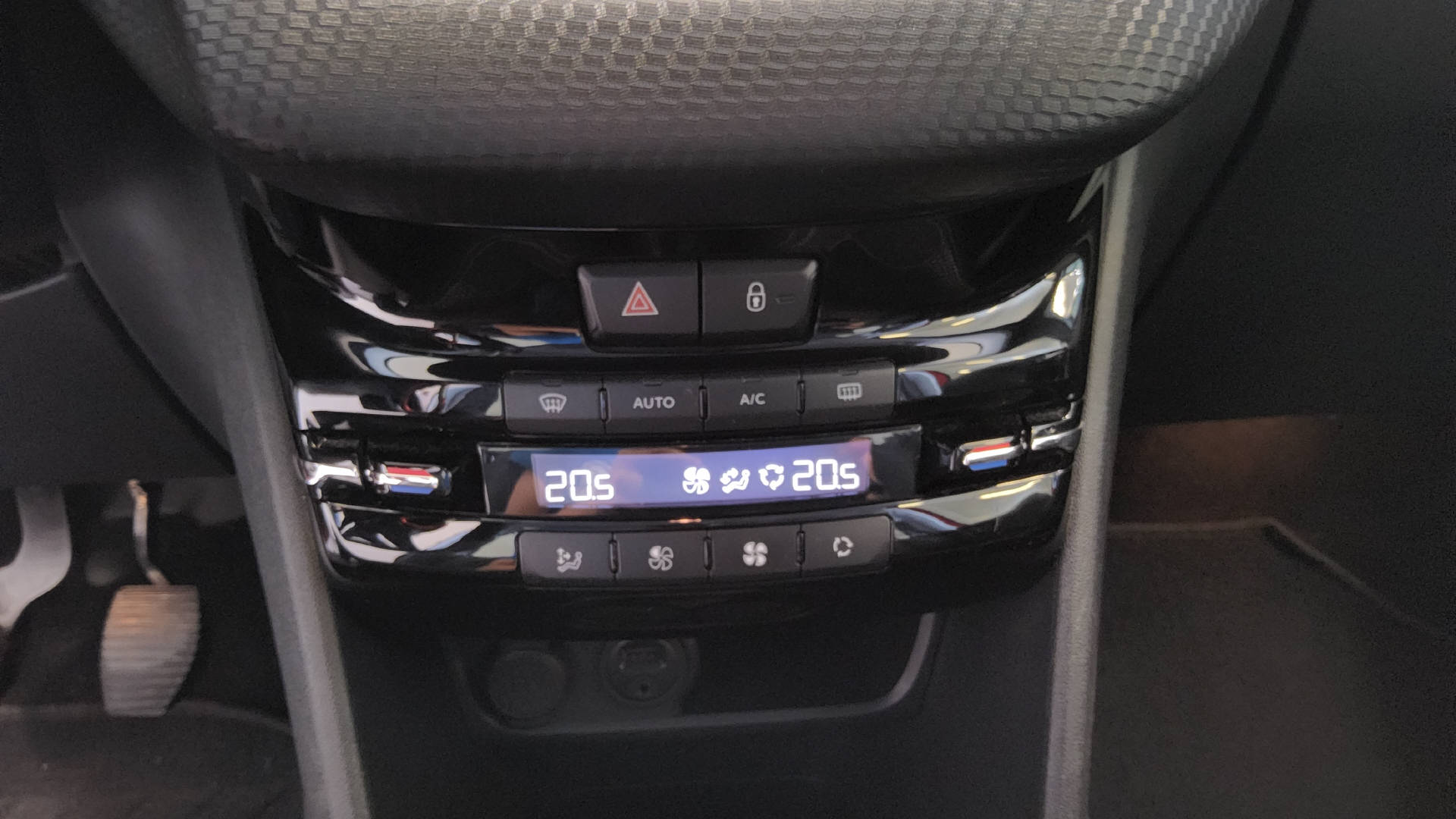 PEUGEOT 208 1.2 PureTech Allure S/S-image-15
