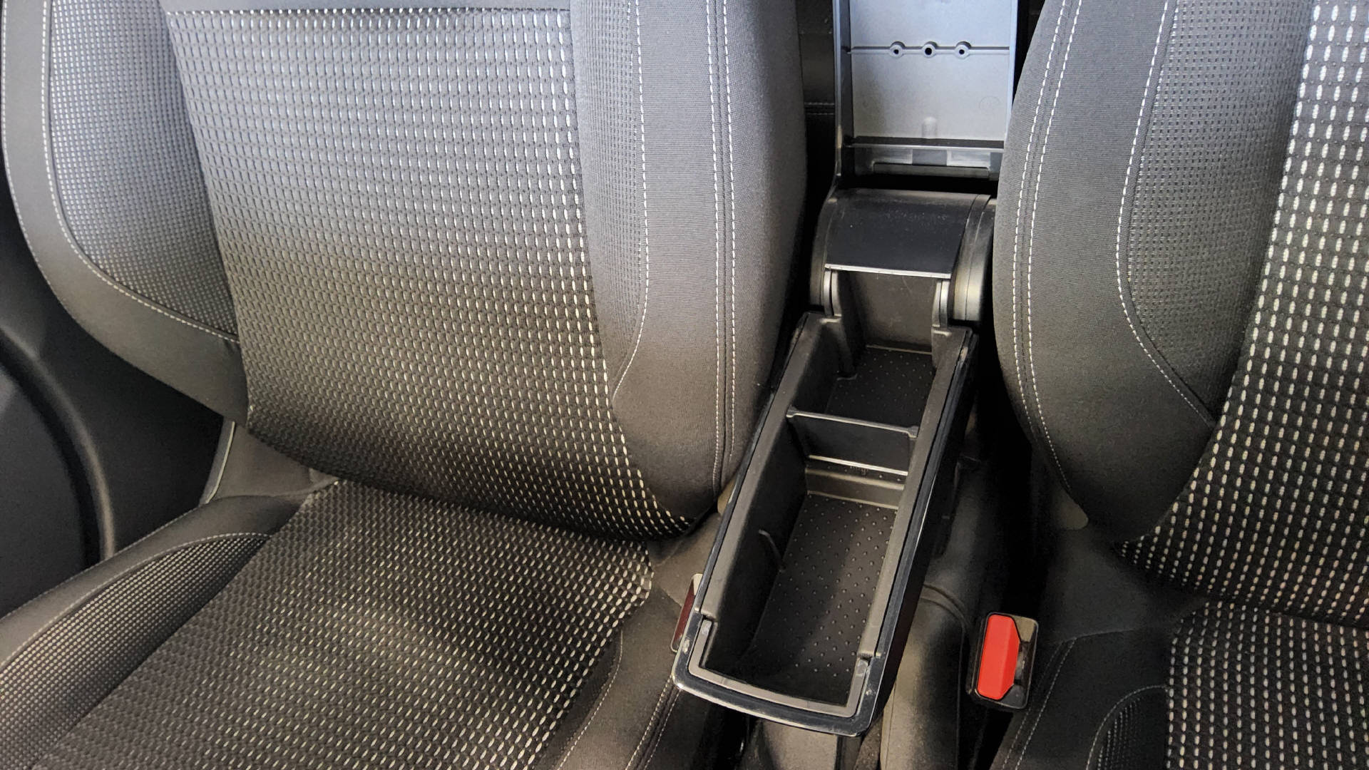 PEUGEOT 208 1.2 PureTech Allure S/S-image-17
