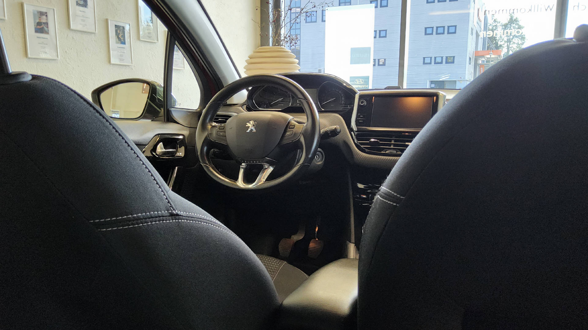 PEUGEOT 208 1.2 PureTech Allure S/S-image-9