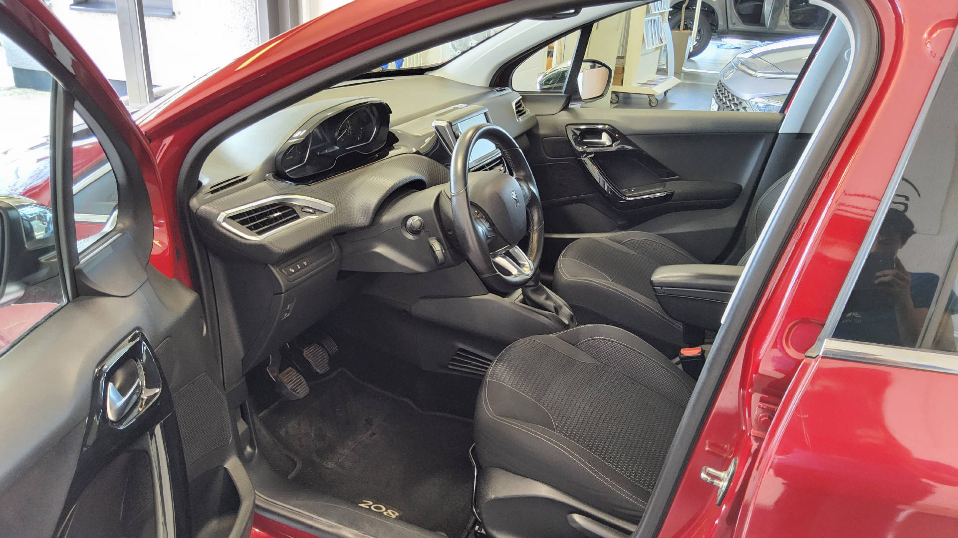 PEUGEOT 208 1.2 PureTech Allure S/S-image-11