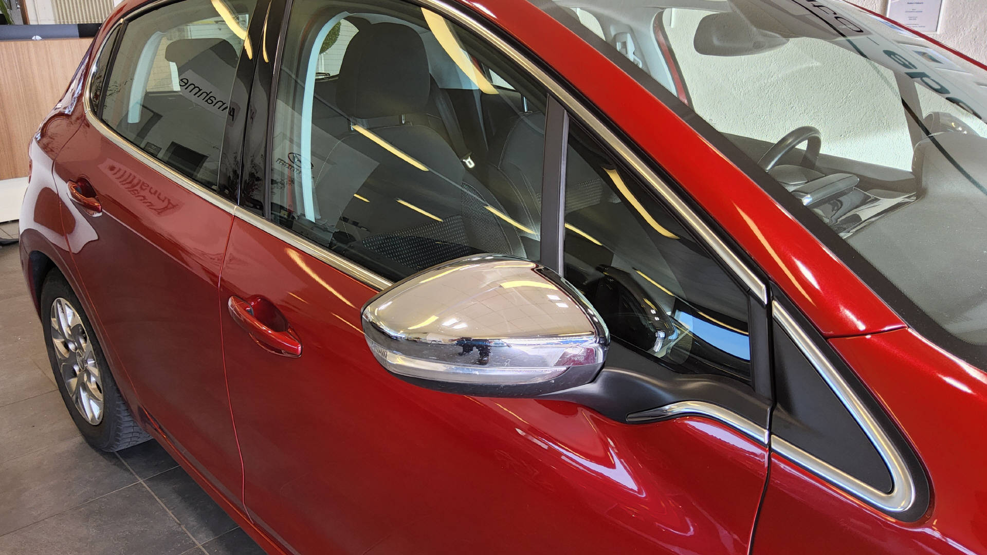 PEUGEOT 208 1.2 PureTech Allure S/S-image-29