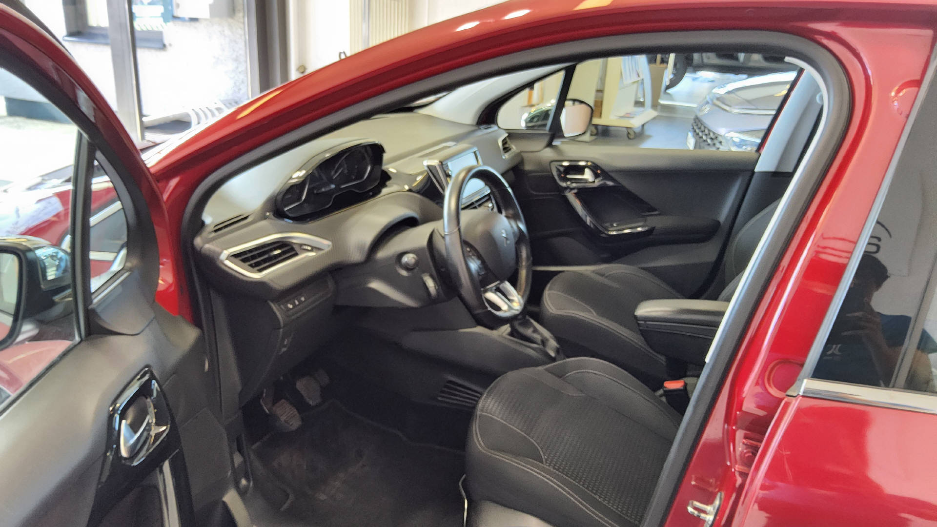 PEUGEOT 208 1.2 PureTech Allure S/S-image-10
