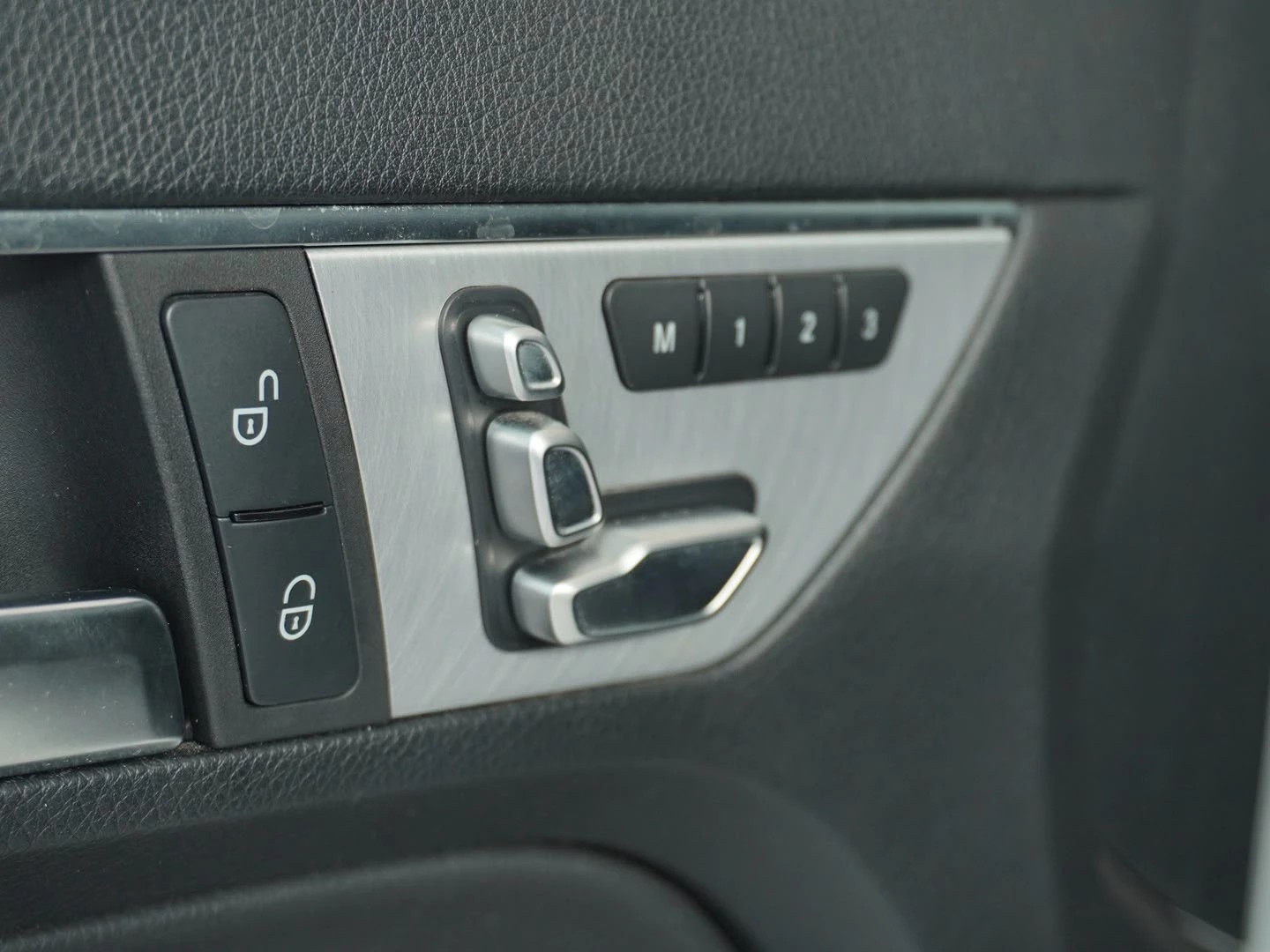 MERCEDES-BENZ E 300 7G-Tronic-image-8