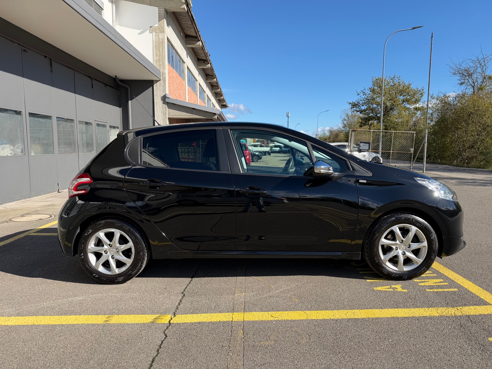 PEUGEOT 208 1.2 VTI Roland Garros-image-7