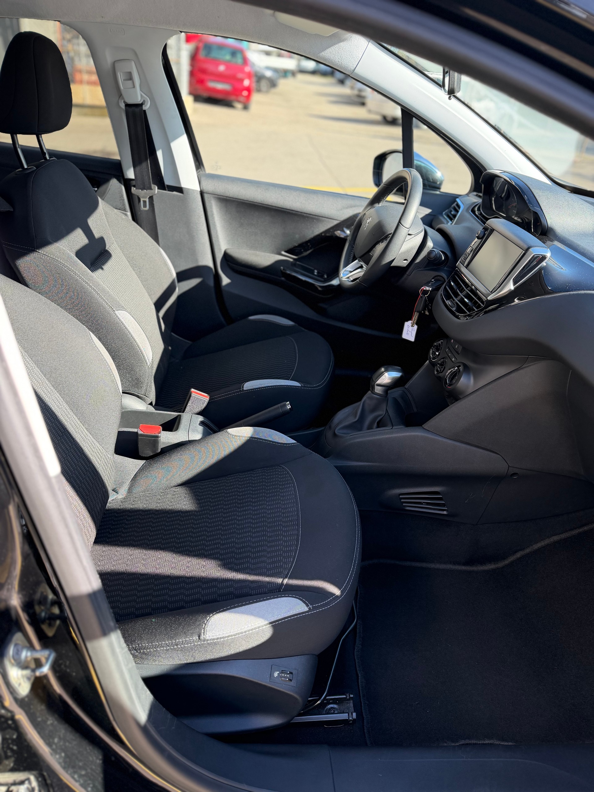 PEUGEOT 208 1.2 VTI Roland Garros-image-10