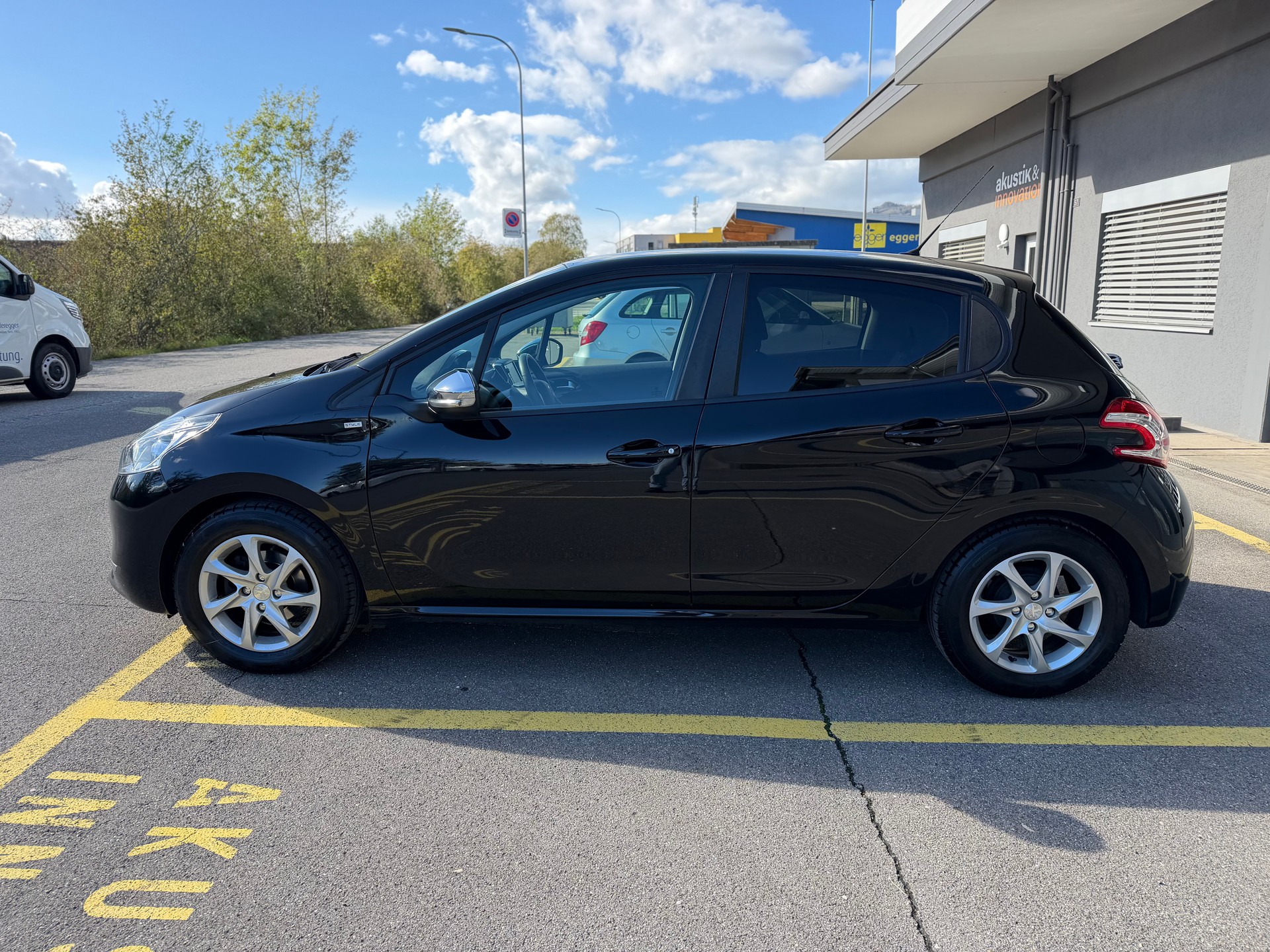 PEUGEOT 208 1.2 VTI Roland Garros-image-3