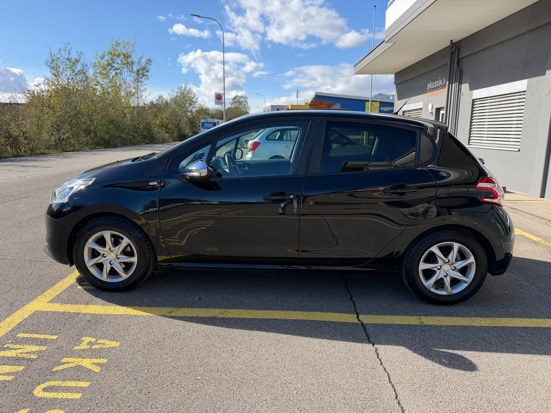 PEUGEOT 208 1.2 VTI Roland Garros-image-5