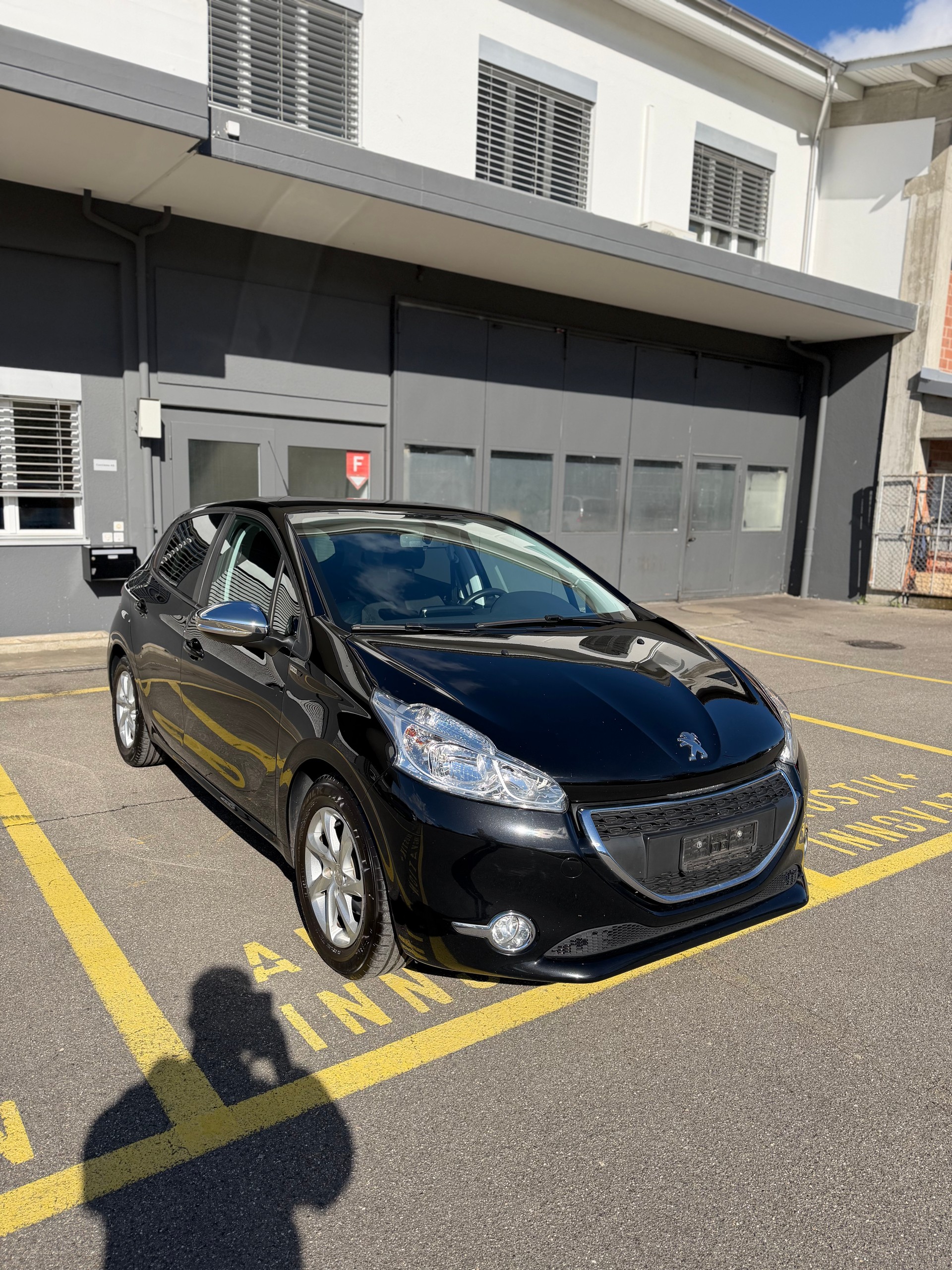 PEUGEOT 208 1.2 VTI Roland Garros-image-1