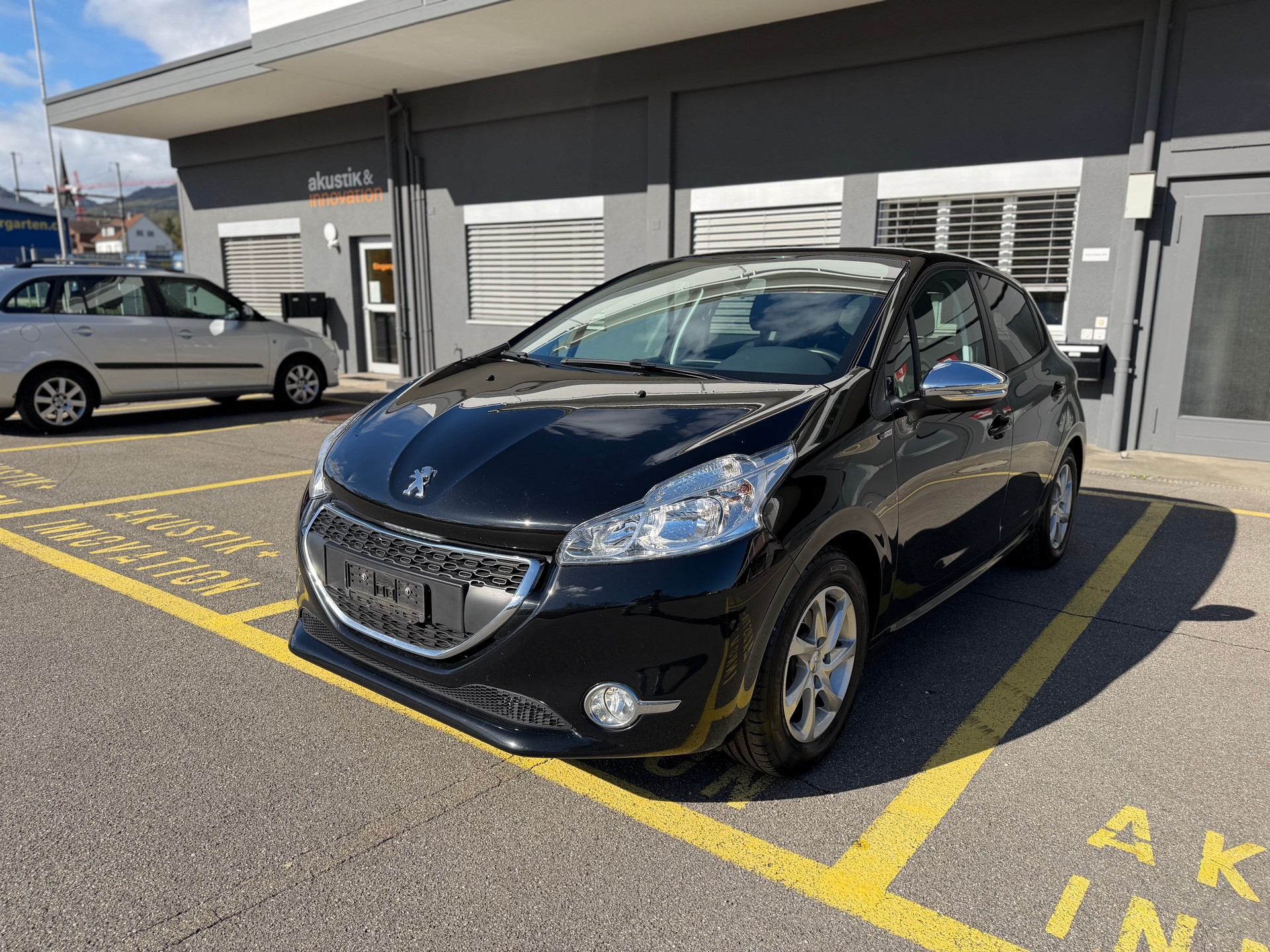 PEUGEOT 208 1.2 VTI Roland Garros-image-8