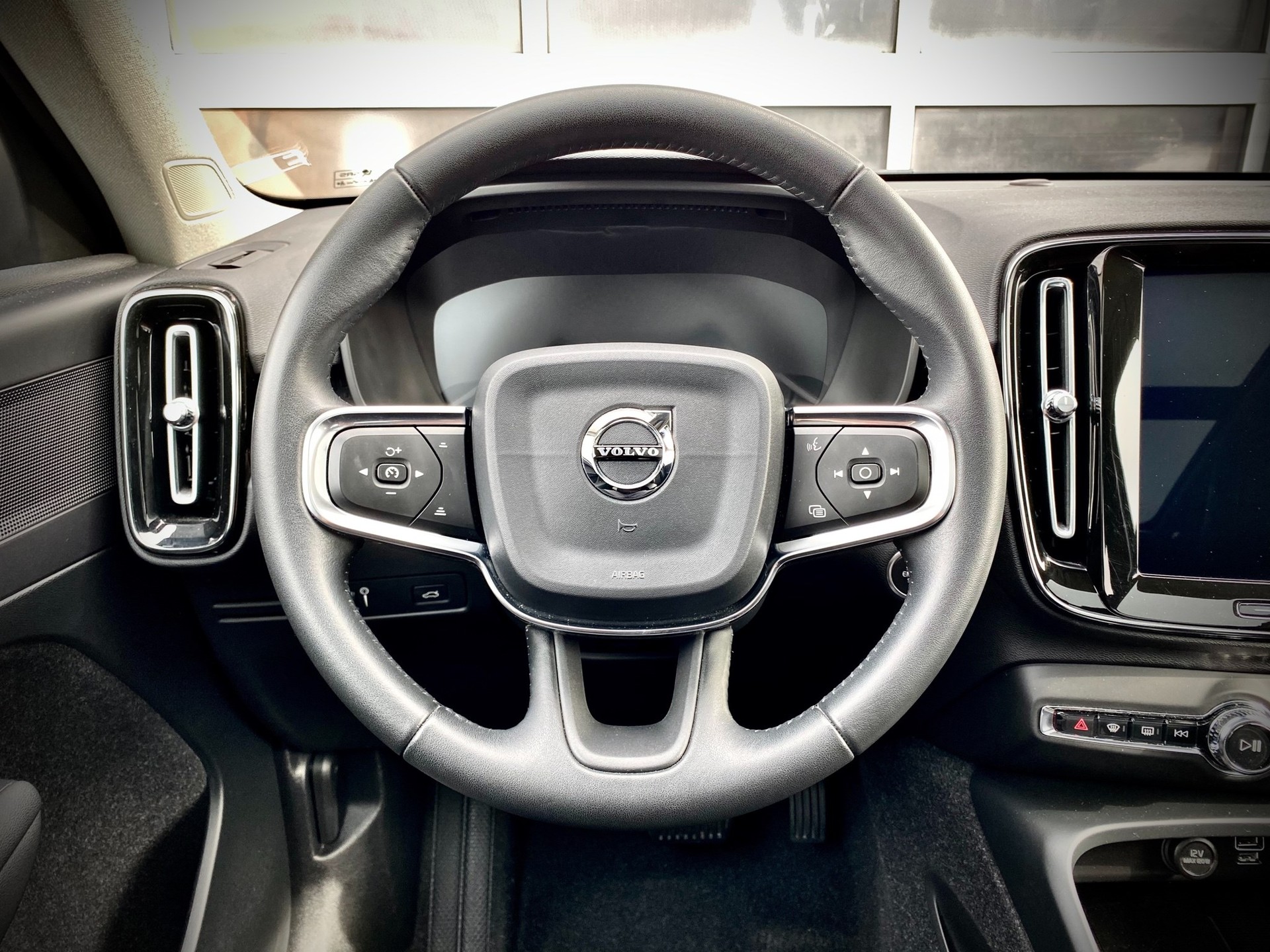 VOLVO XC40 T4 Momentum Geartronic - Véhicule Suisse (CH)-image-9