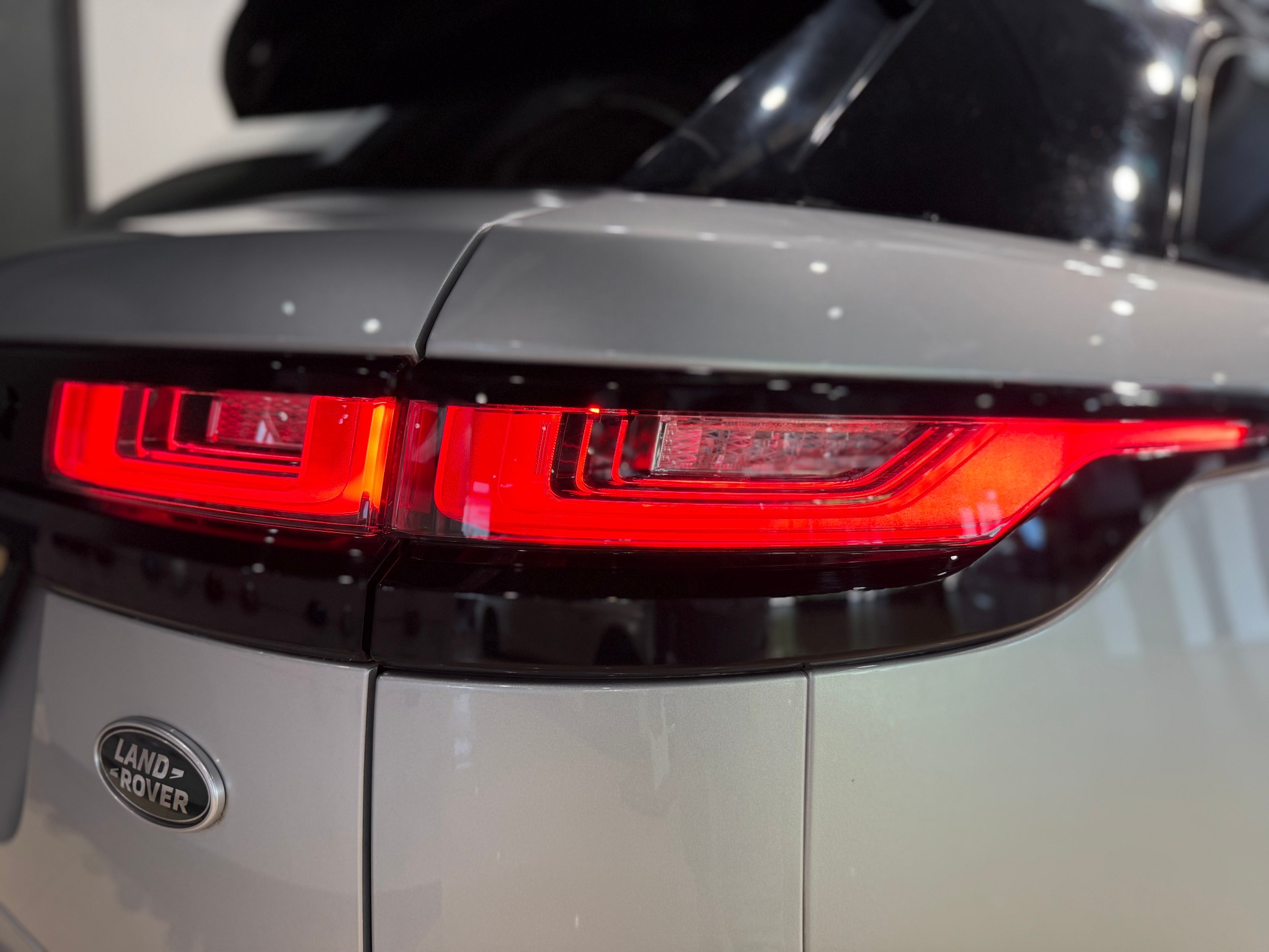 LAND ROVER Range Rover Velar R-Dynamic D 180 SE Automatic-image-7