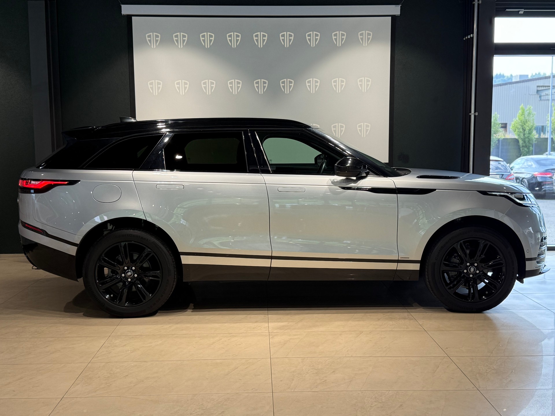 LAND ROVER Range Rover Velar R-Dynamic D 180 SE Automatic-image-3