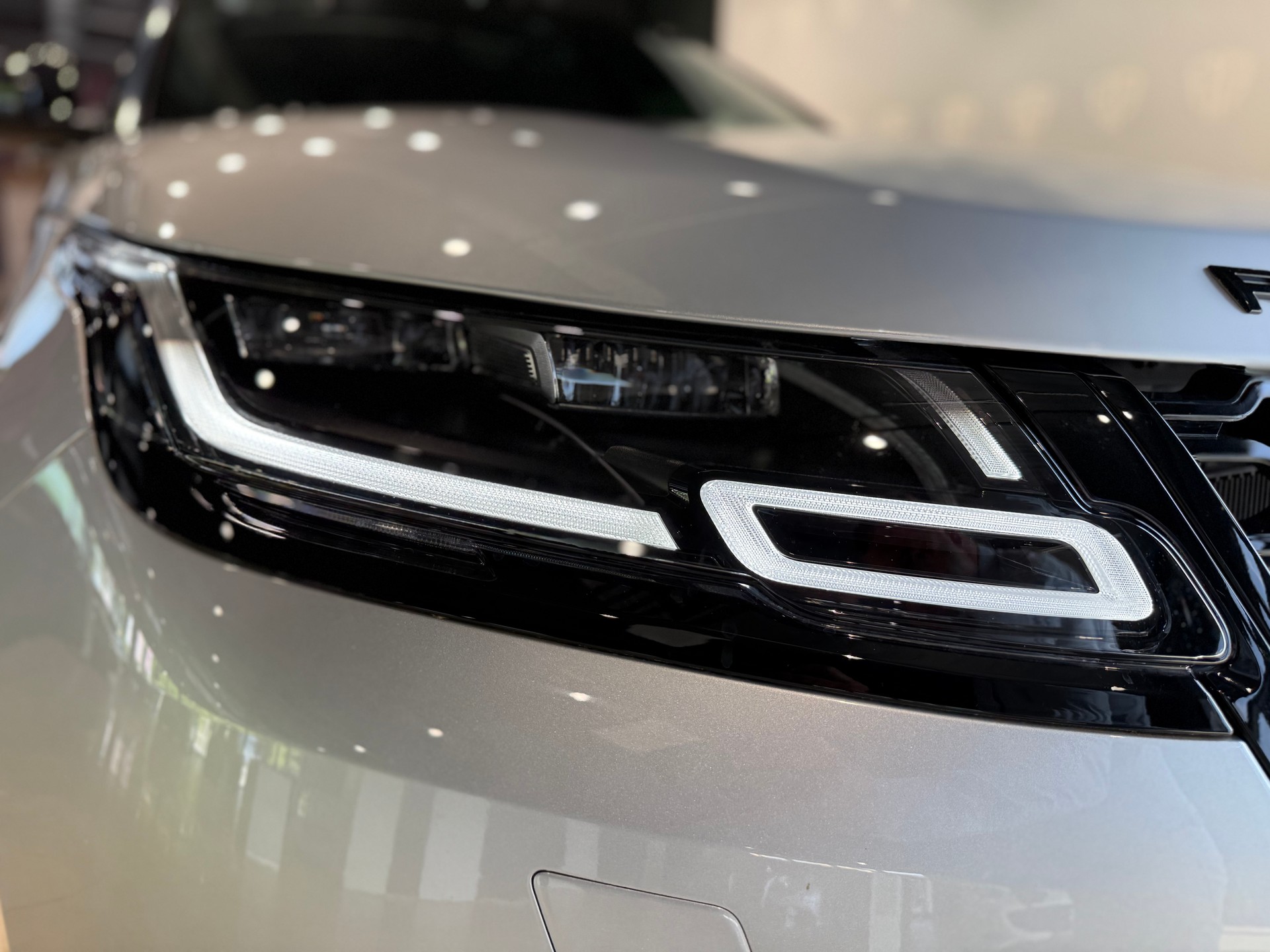 LAND ROVER Range Rover Velar R-Dynamic D 180 SE Automatic-image-2