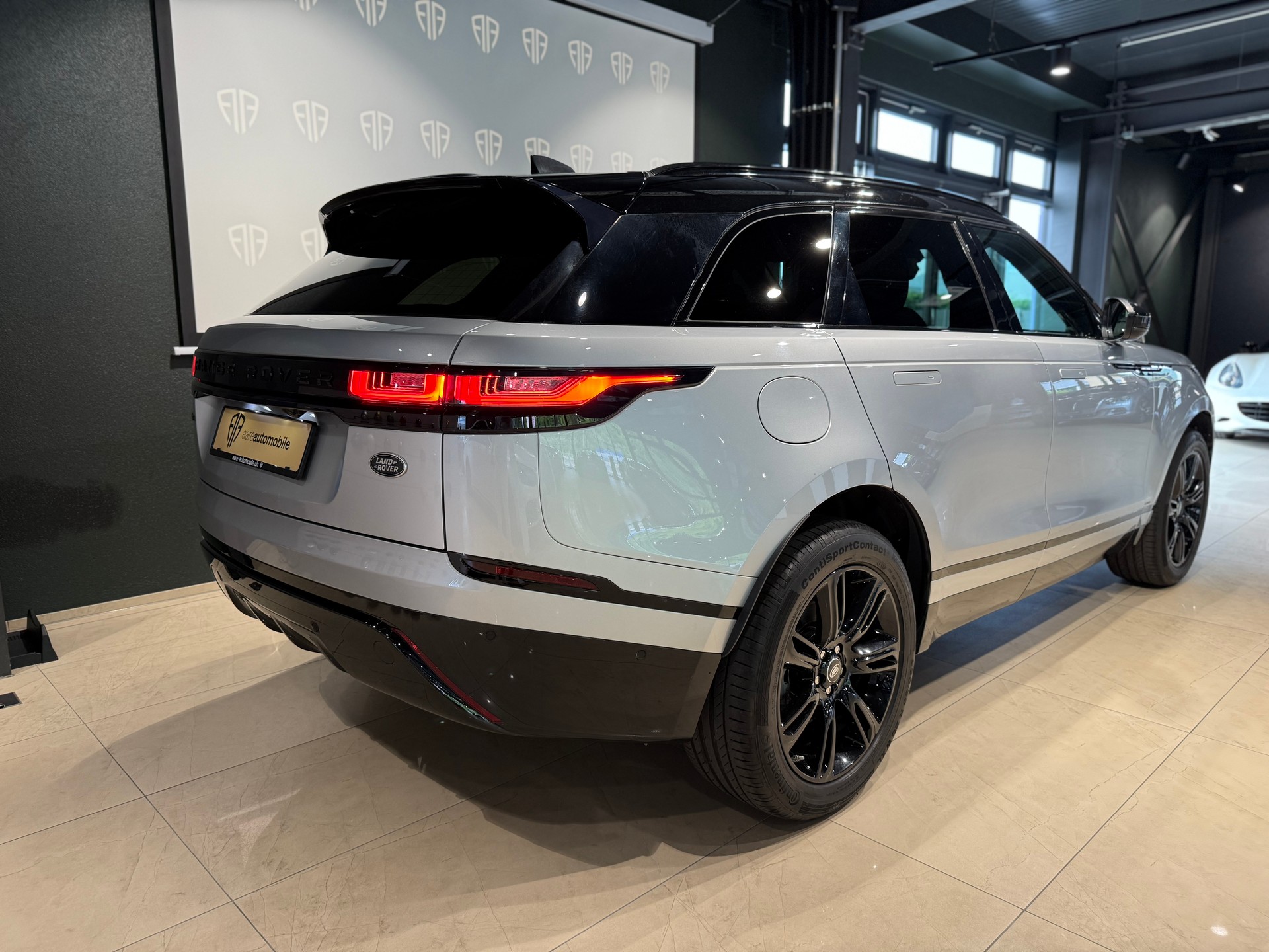 LAND ROVER Range Rover Velar R-Dynamic D 180 SE Automatic-image-4