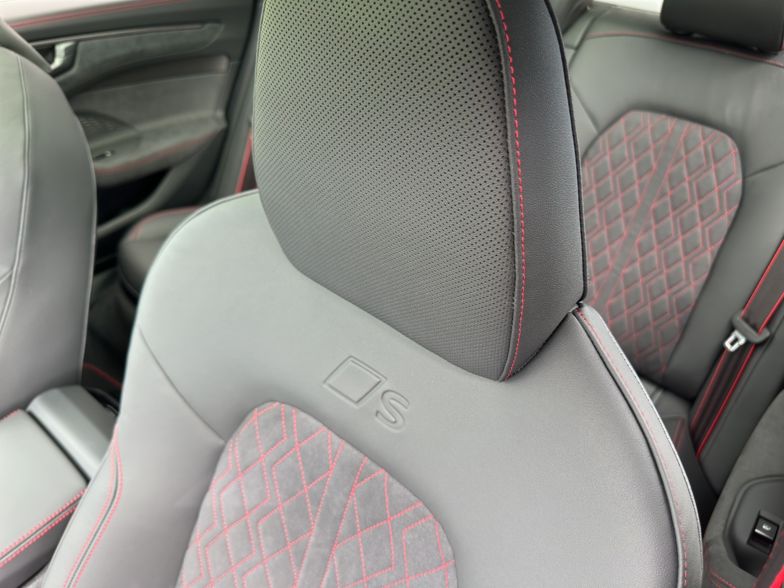 AUDI A6 Avant TFSI quattro 270 kW S tronic-image-12