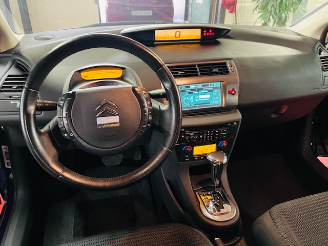 CITROEN C4 Coupé 1.6i 16V VTR-image-10