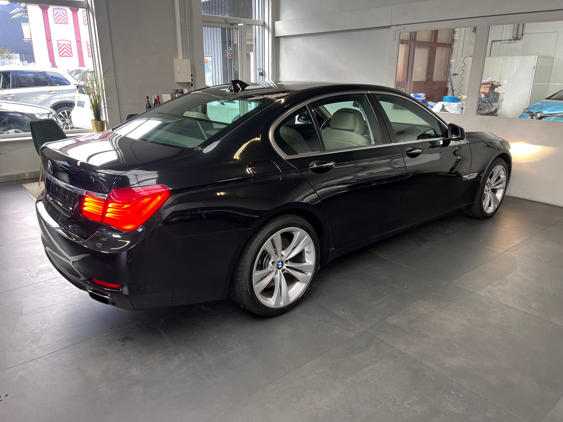 BMW 750i-image-3