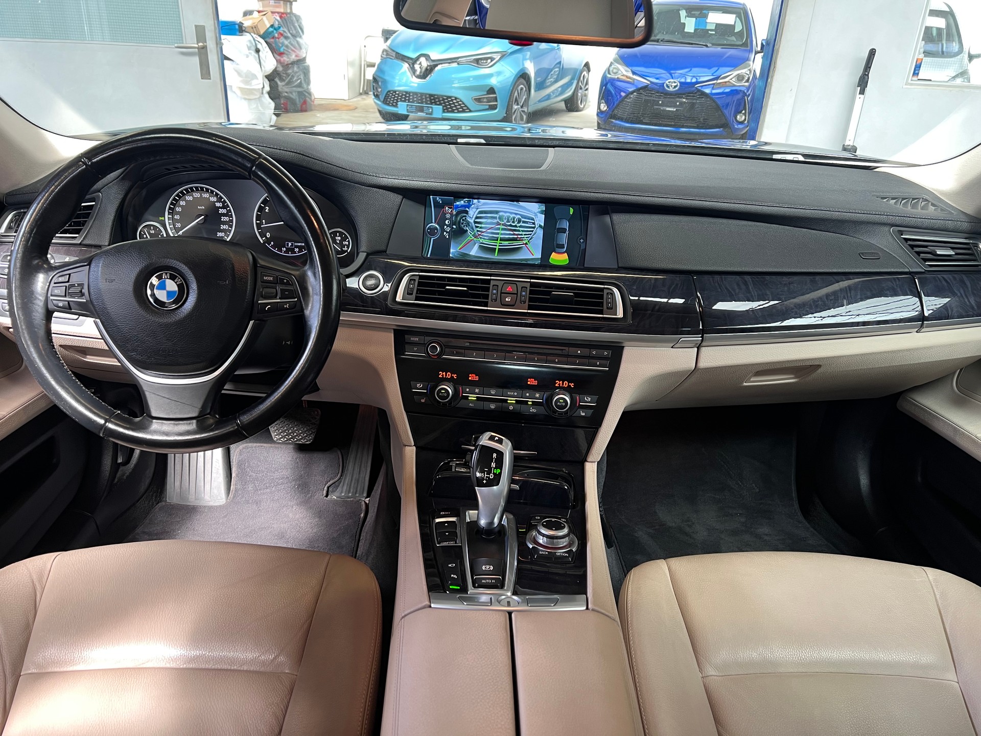 BMW 750i-image-4