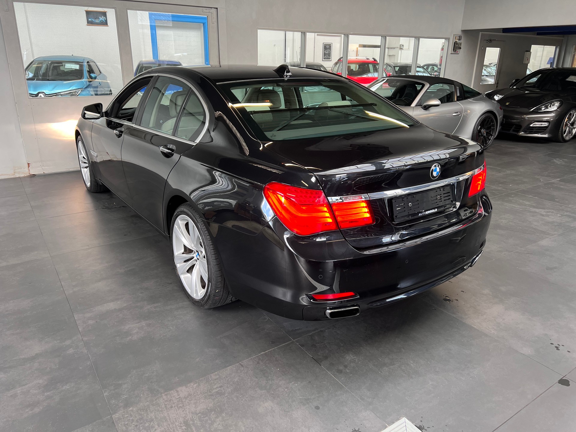 BMW 750i-image-1