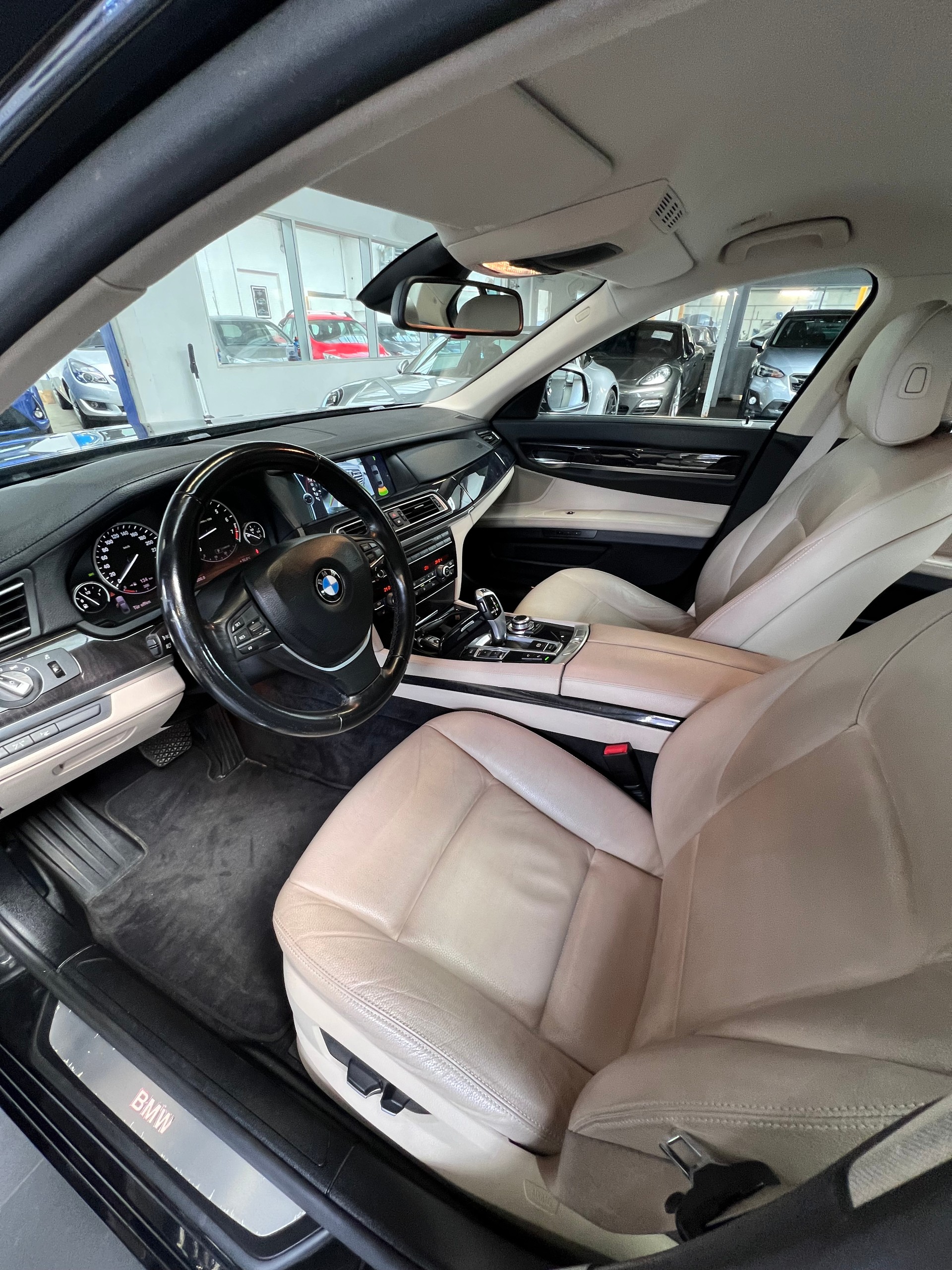 BMW 750i-image-7