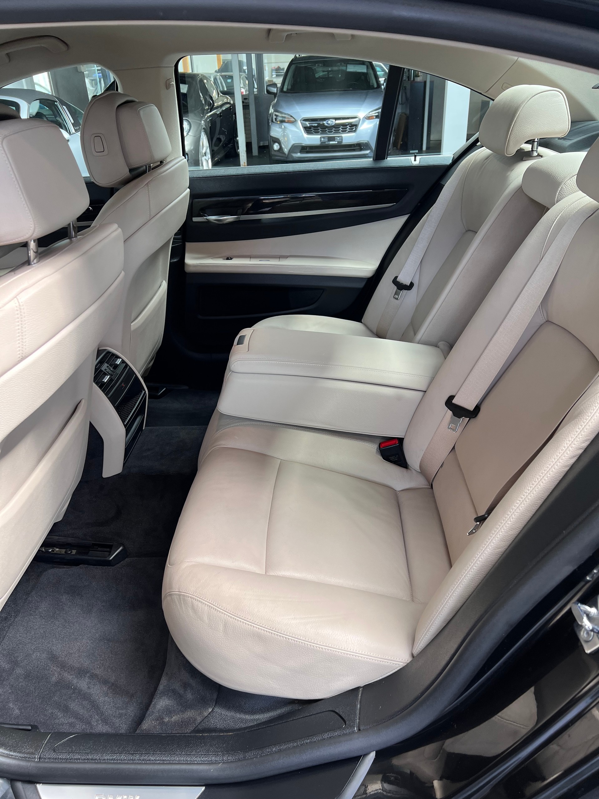 BMW 750i-image-8
