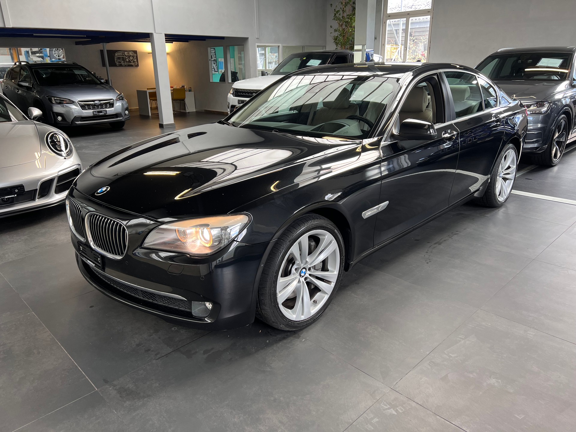 BMW 750i-image-0
