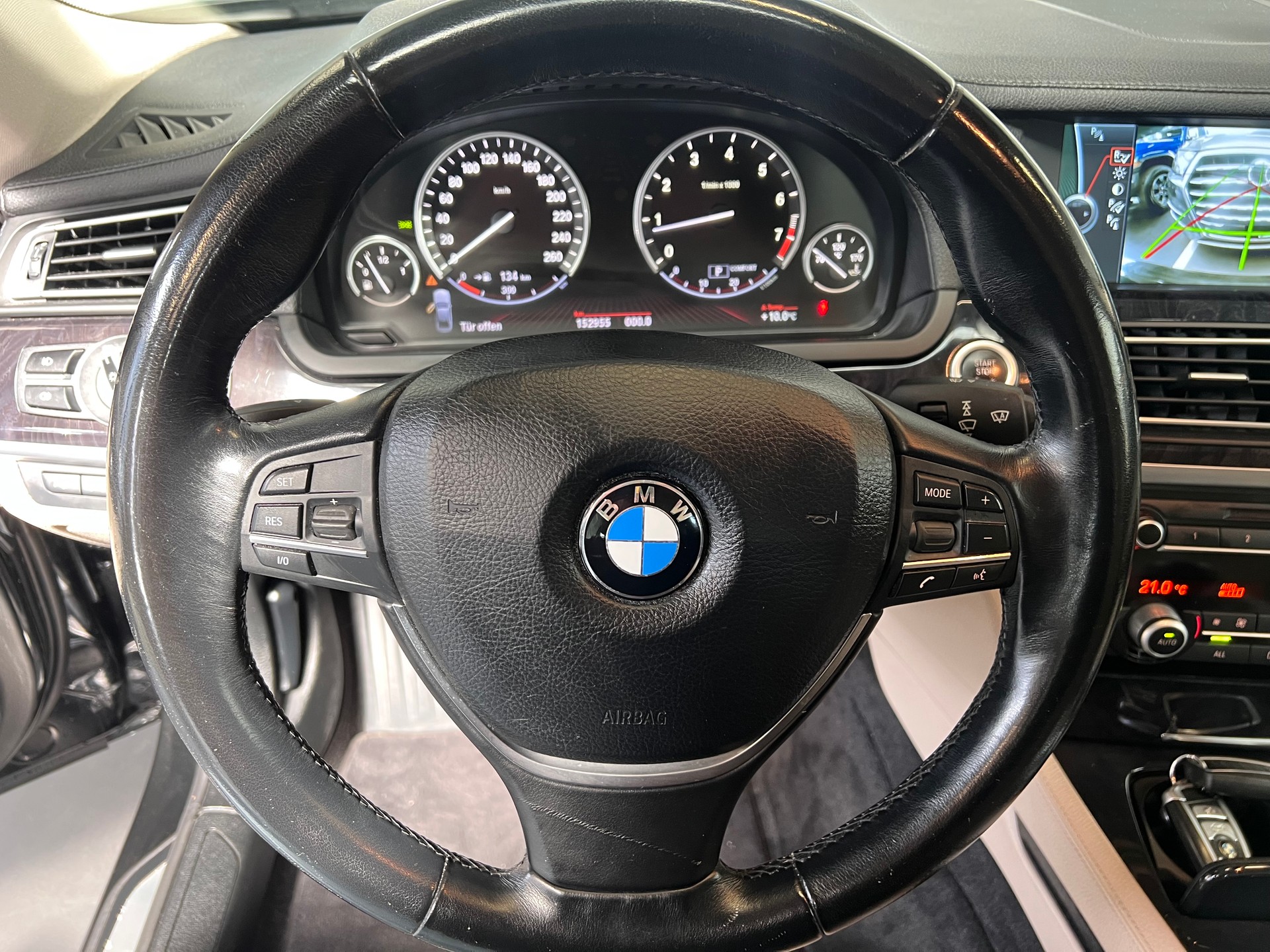 BMW 750i-image-6