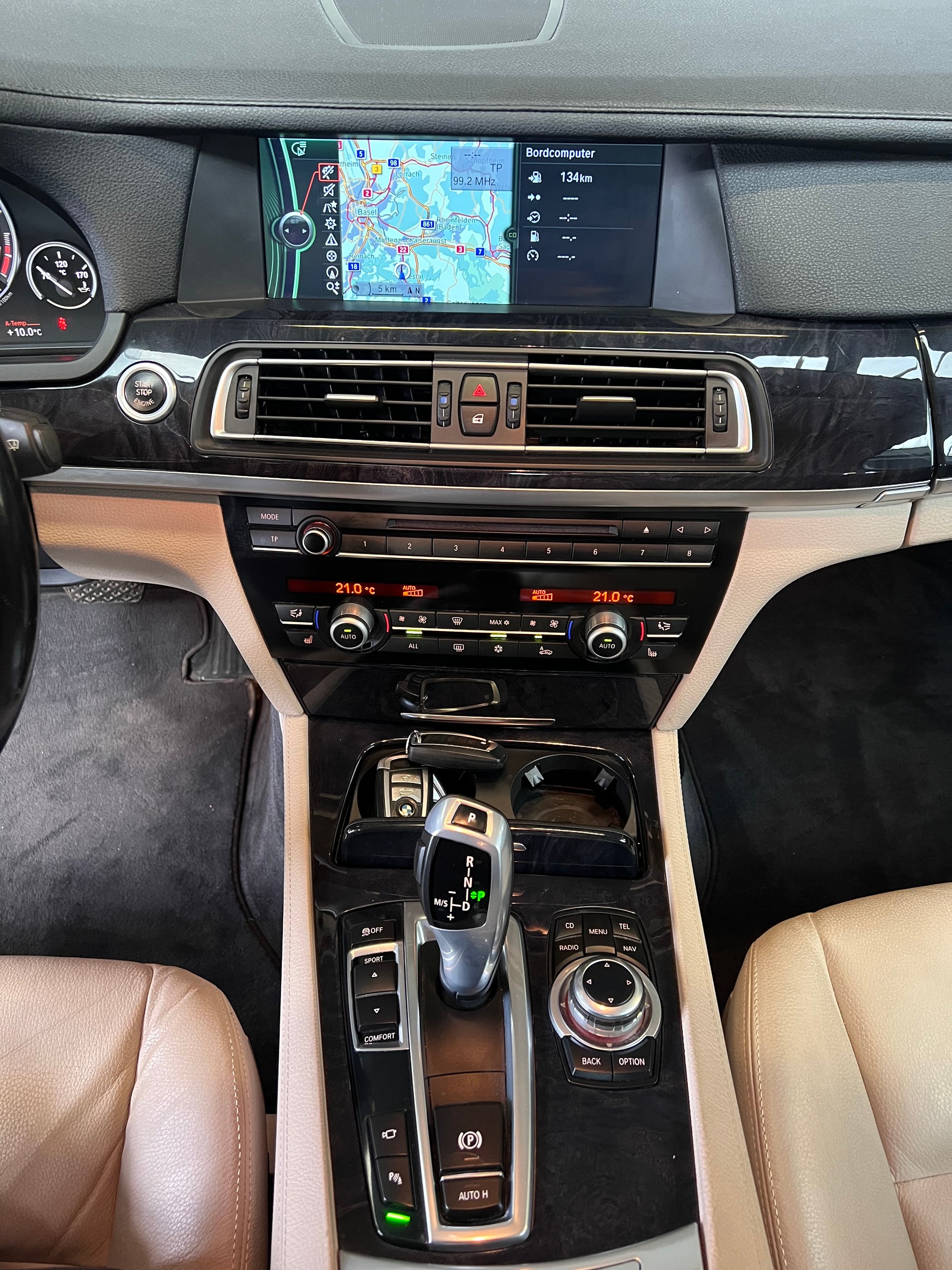 BMW 750i-image-5