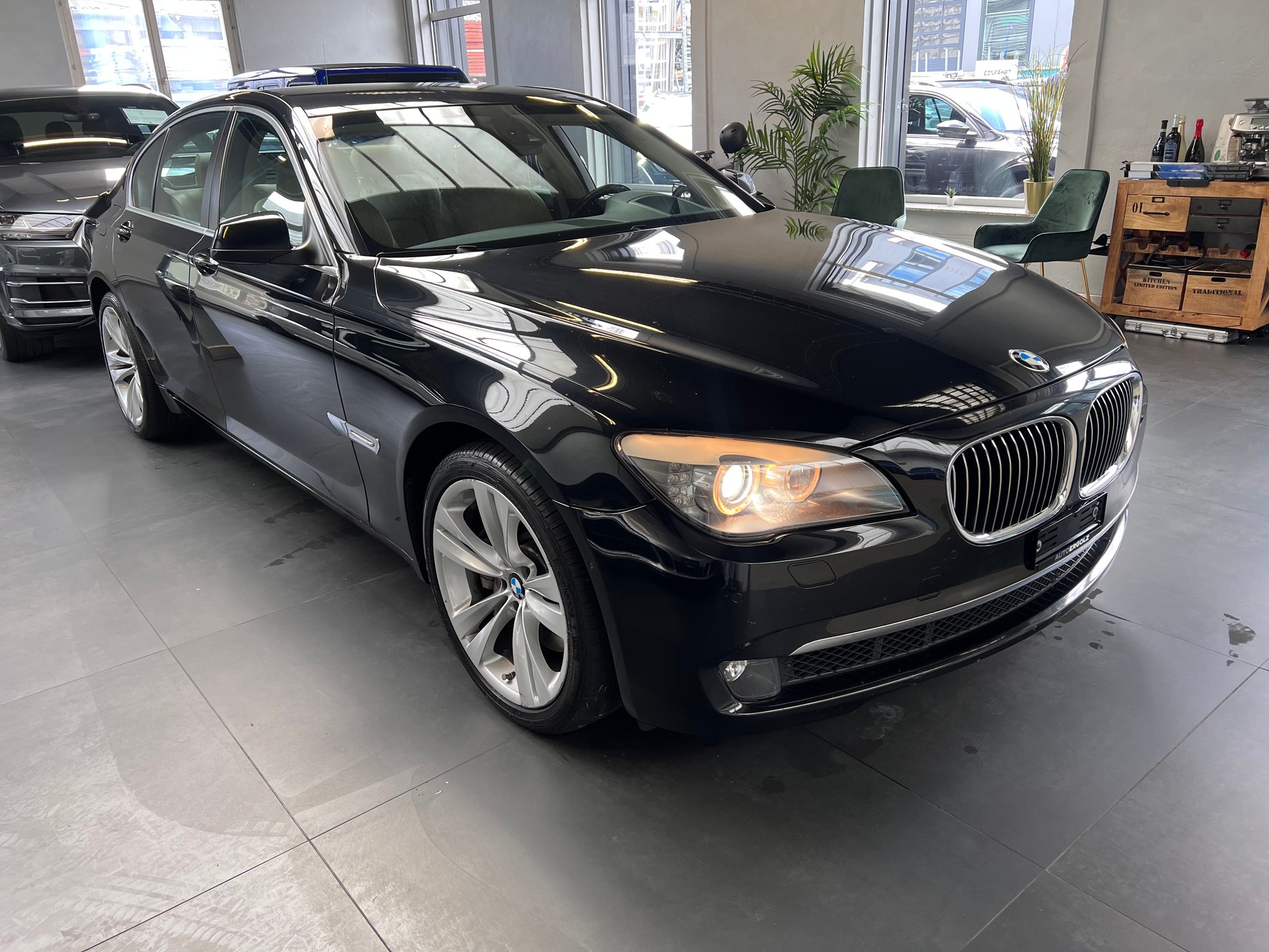 BMW 750i-image-2