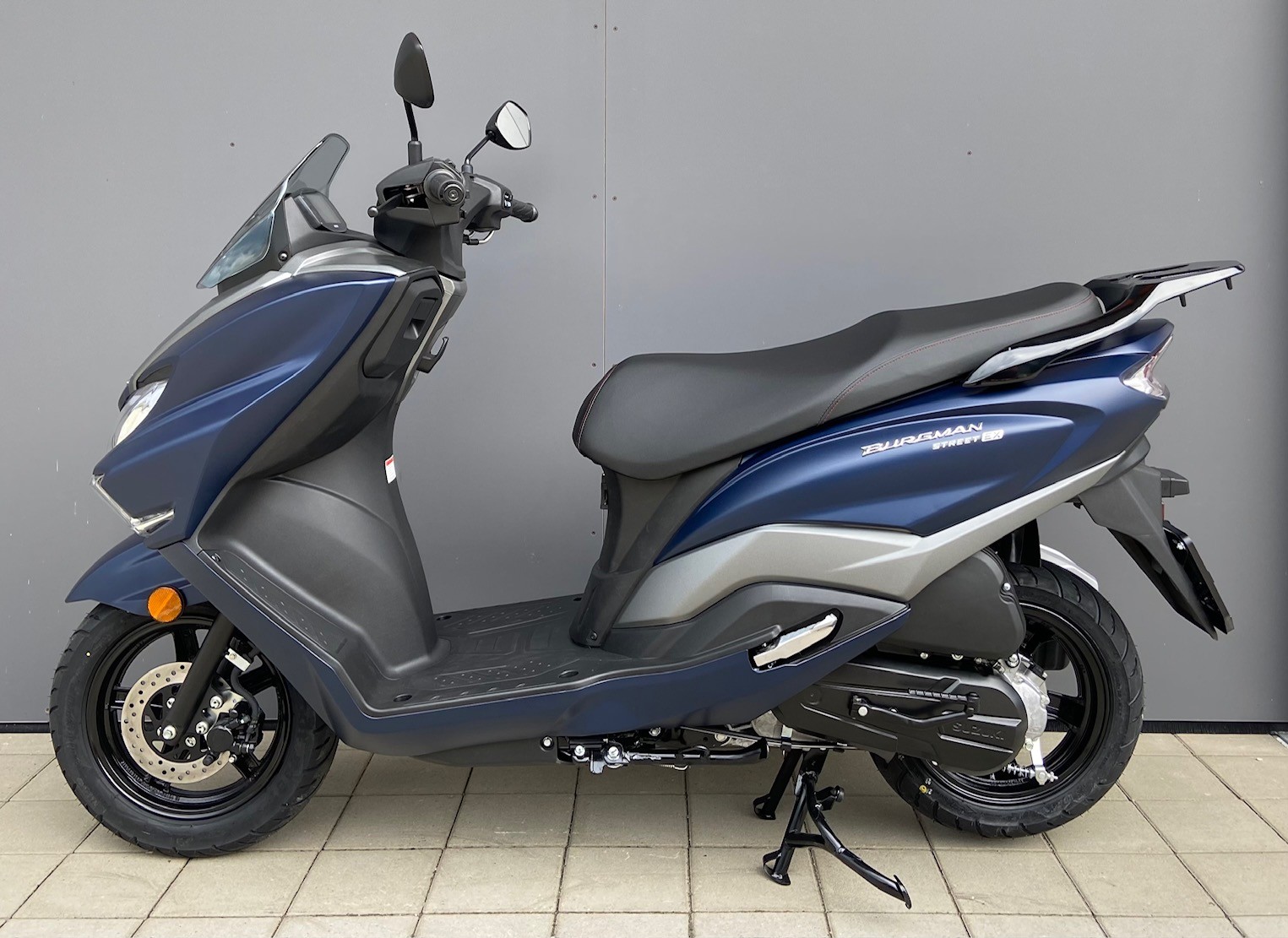 SUZUKI Street-showroom-element-2