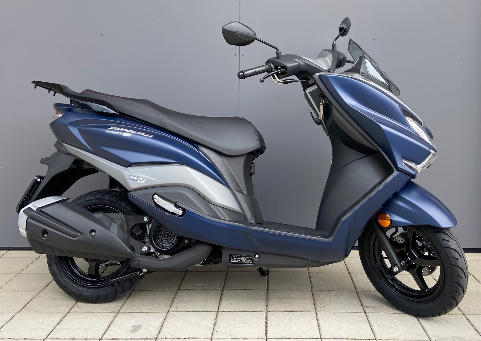 SUZUKI Street-showroom-element-1