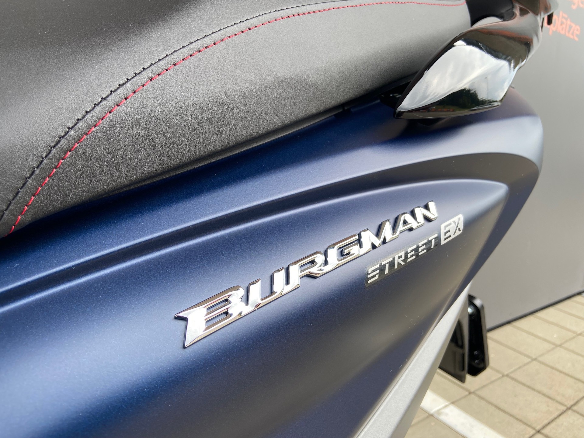 SUZUKI Street-showroom-element-3
