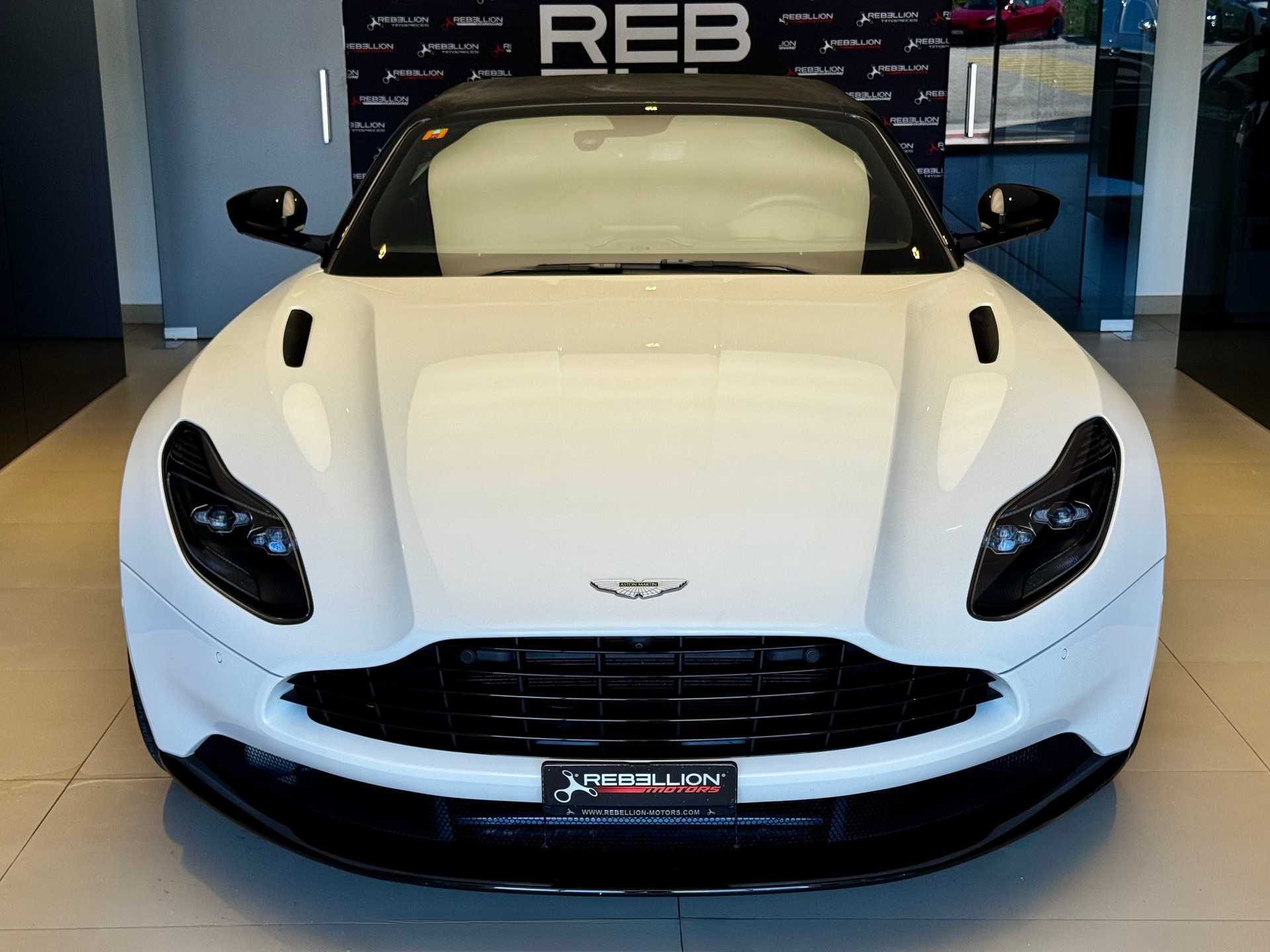 ASTON MARTIN DB11 V8 Volante Touchtronic 3-showroom-element-1