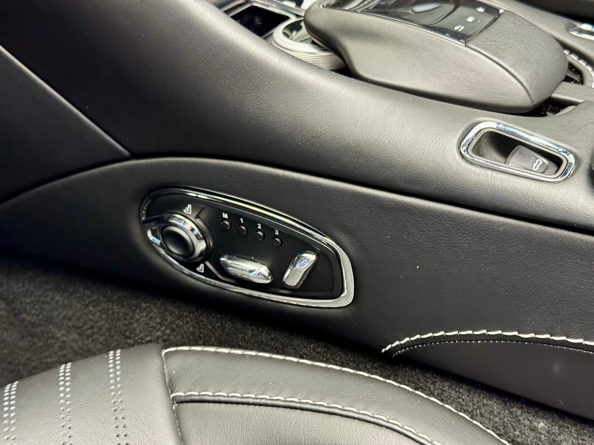 ASTON MARTIN DB11 V8 Volante Touchtronic 3-image-17