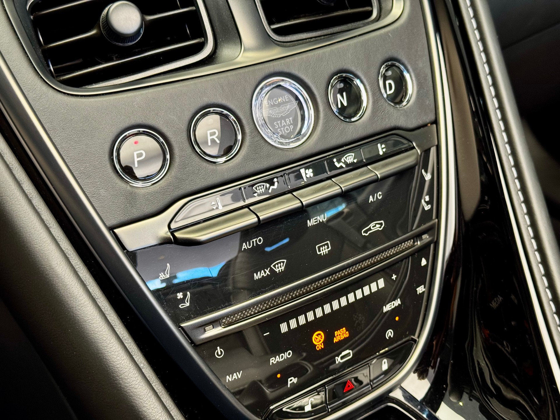 ASTON MARTIN DB11 V8 Volante Touchtronic 3-image-18
