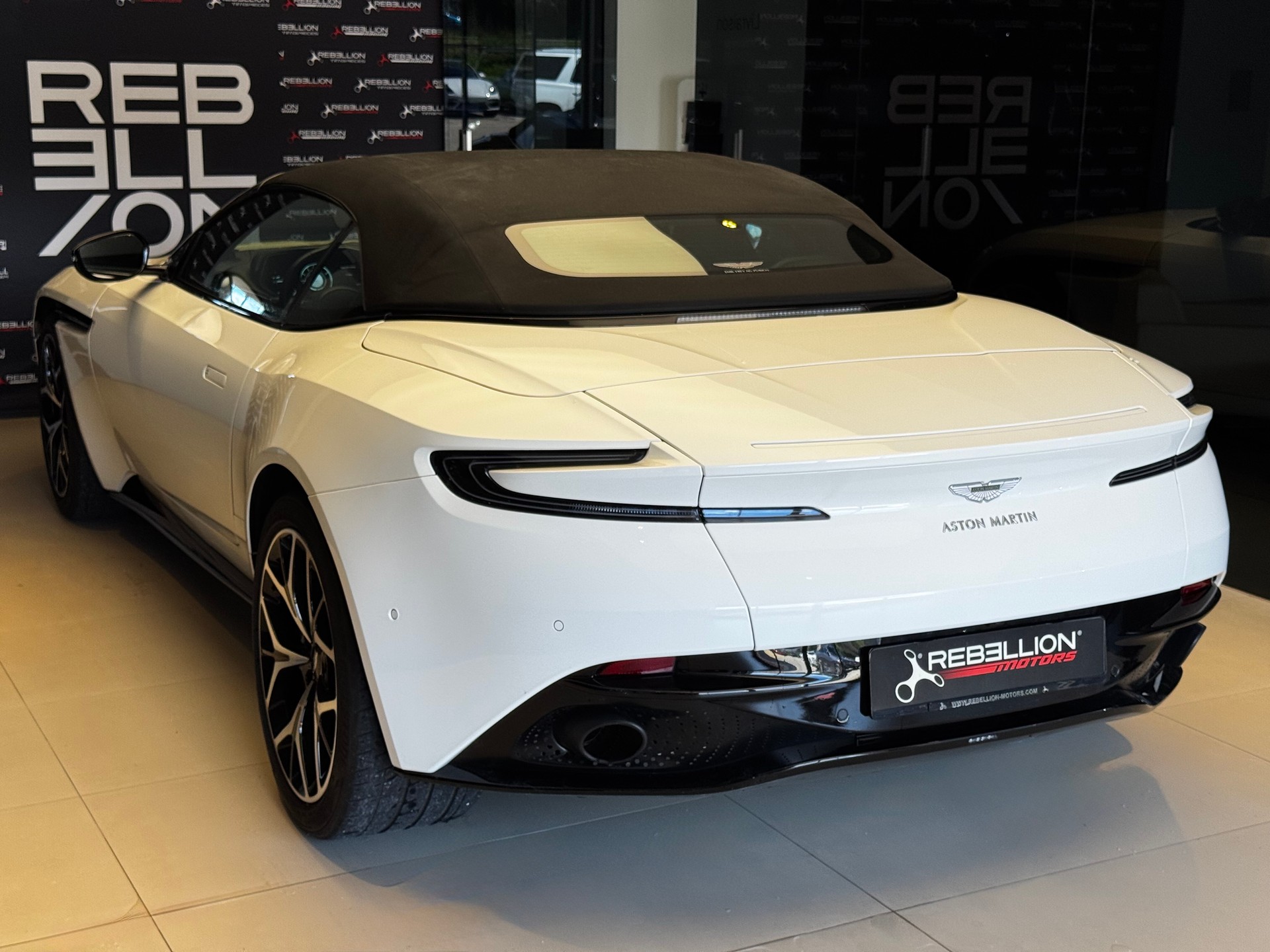 ASTON MARTIN DB11 V8 Volante Touchtronic 3-showroom-element-3