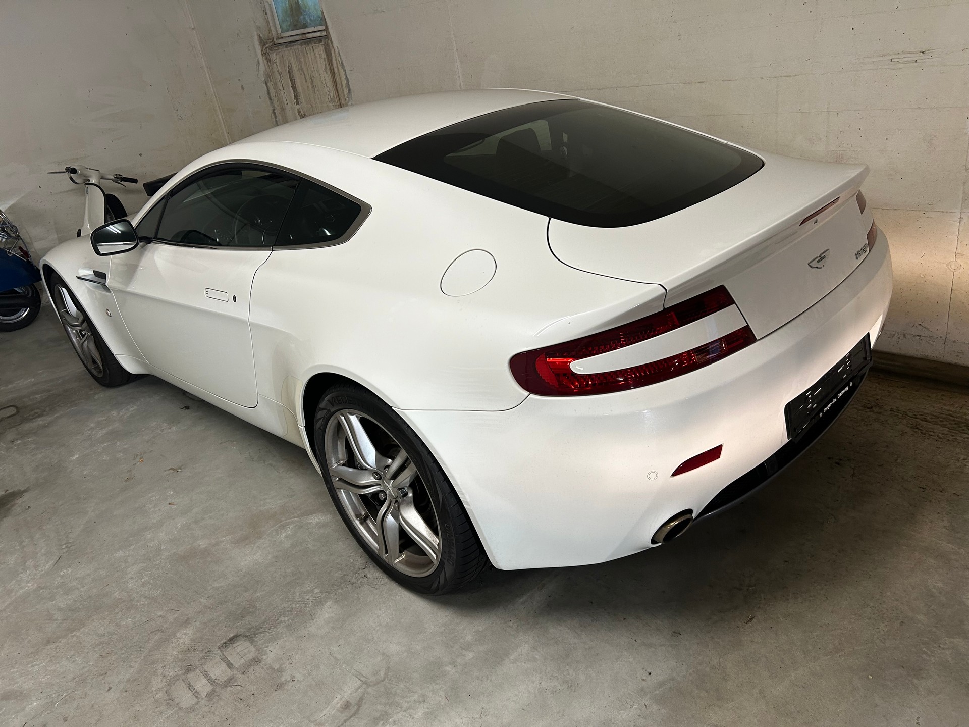 ASTON MARTIN V8 Vantage 4.7 Sportshift-image-1