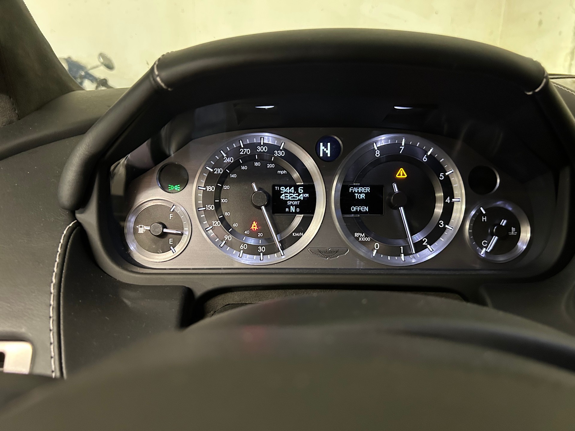 ASTON MARTIN V8 Vantage 4.7 Sportshift-image-3