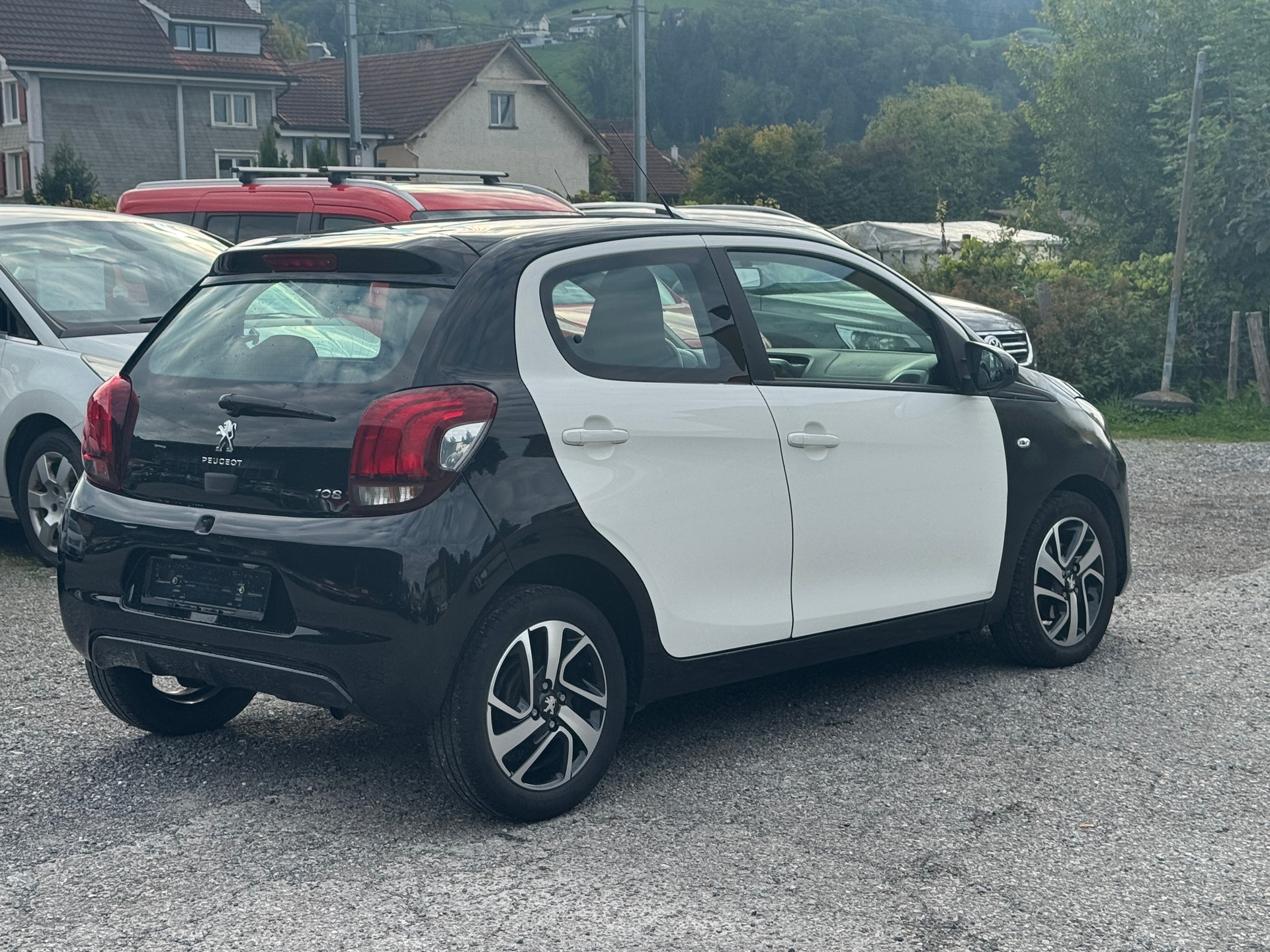 PEUGEOT 108 1.2 VTi Allure-image-13